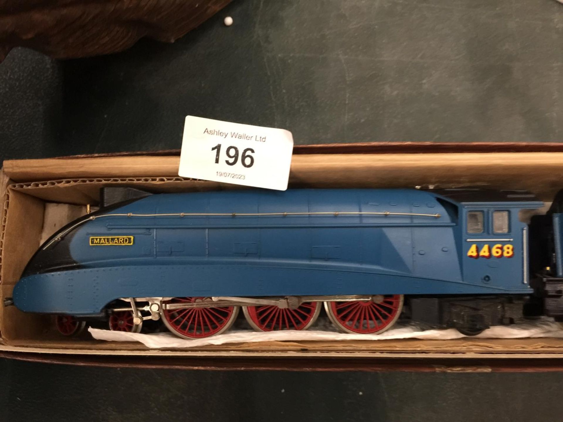 A OO GUAGE BOXED MODEL TRAIN OF THE MALLARD AND TENDER - Image 2 of 3