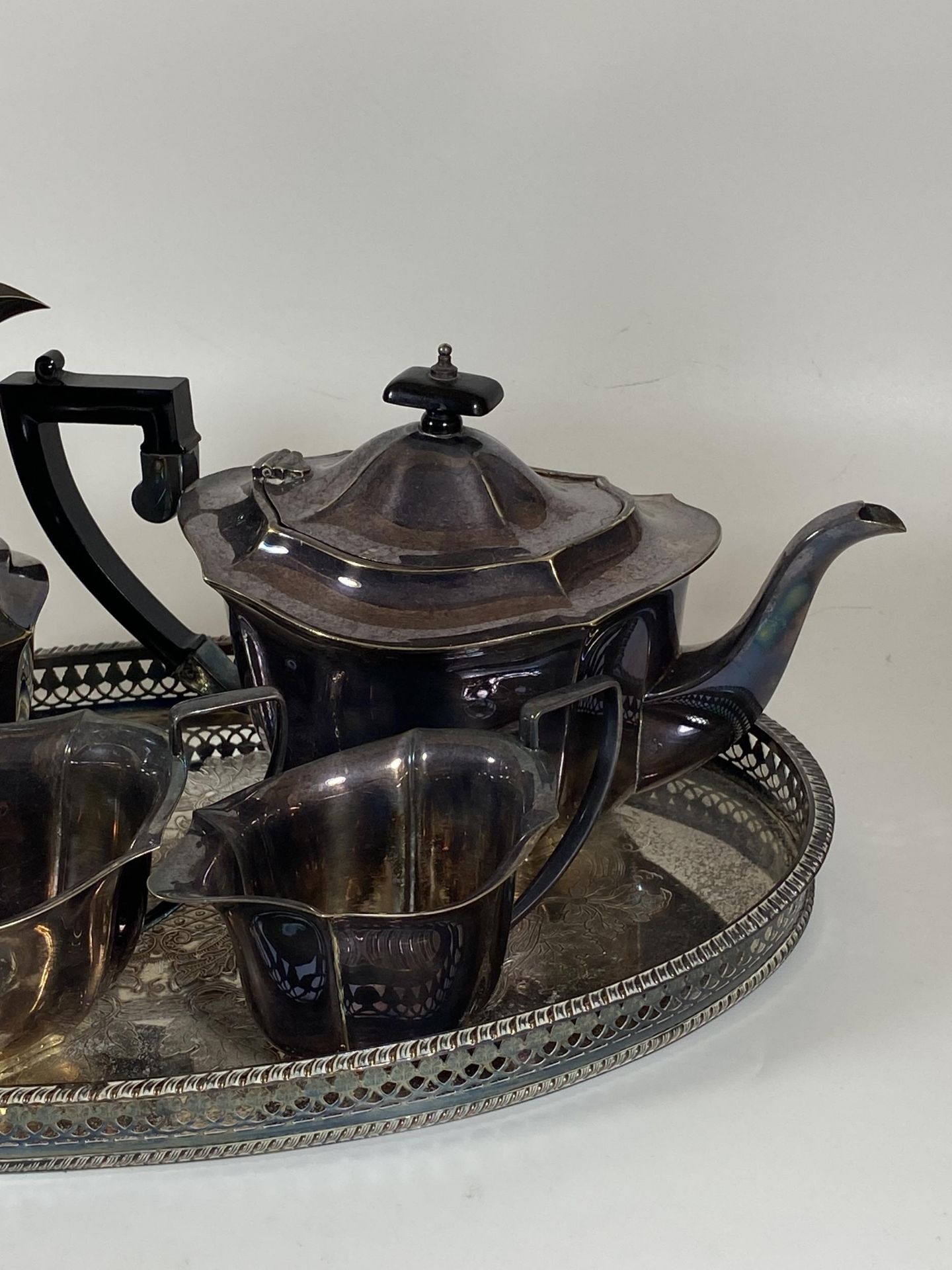 A VINTAGE A1 EPNS SILVER PLATED FOUR PIECE TEA SET TOGETHER WITH VINERS CAVENDISH PLATE PIERCED - Image 3 of 7