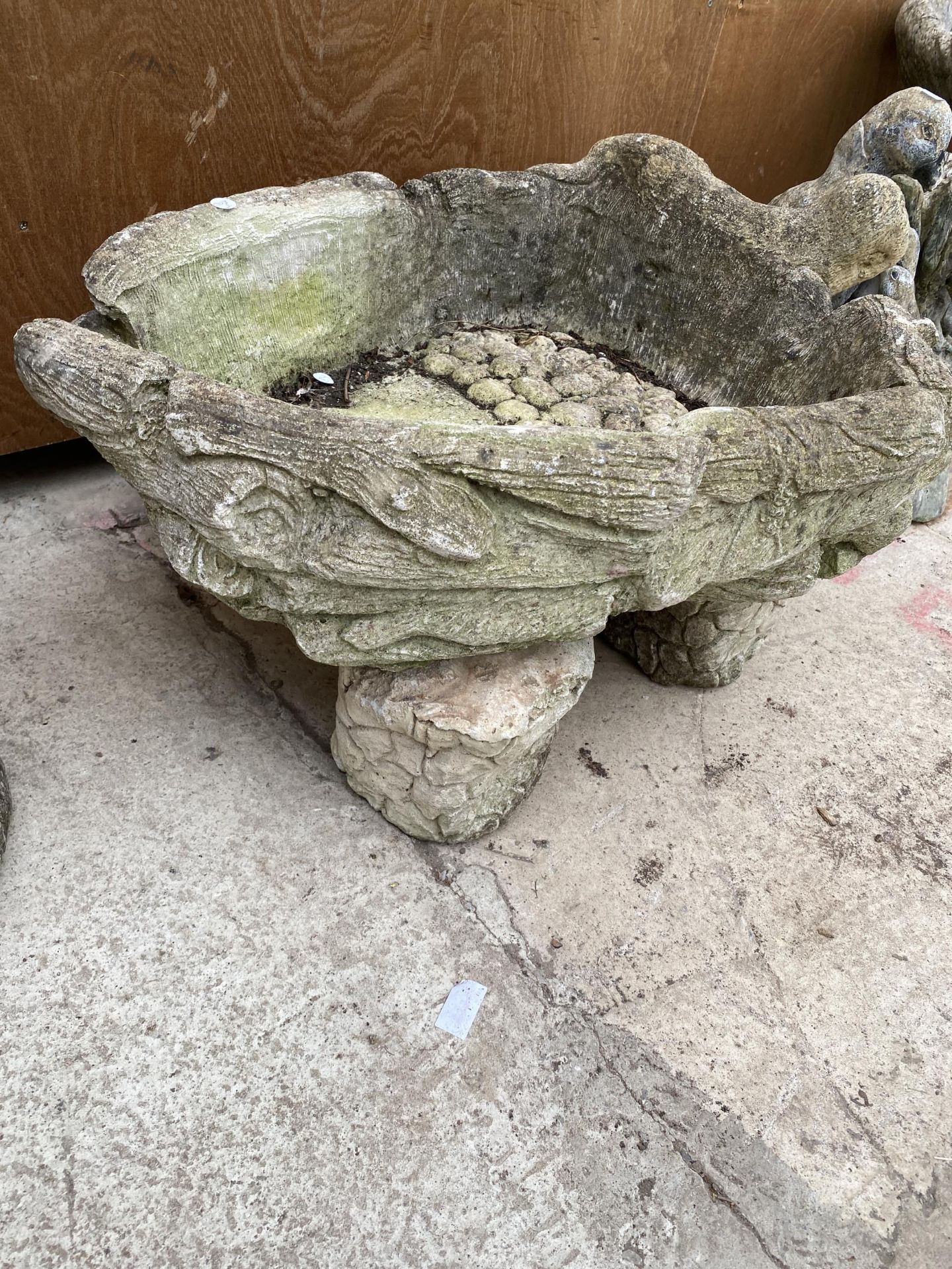 A RECONSTITUTED STONE PLANTER WITH BASE AND OTTER DECORATION - Image 3 of 6