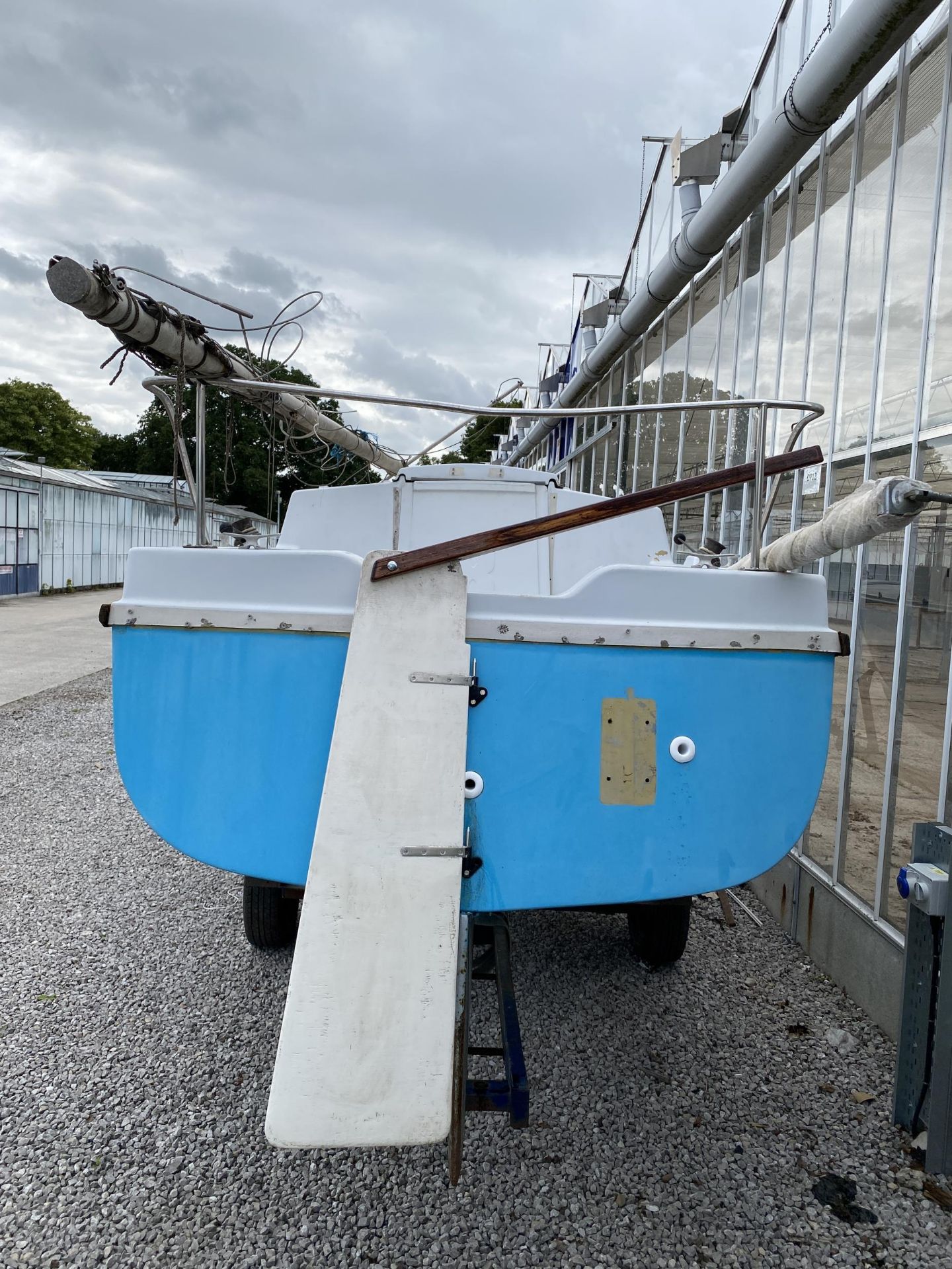 A FOXCUB 18 TWIN KEEL SAILBOAT WITH LAUNCHING TRAILER (NOT ROAD WORTHY) DRY STORED FOR THE LAST 8 - Image 10 of 13