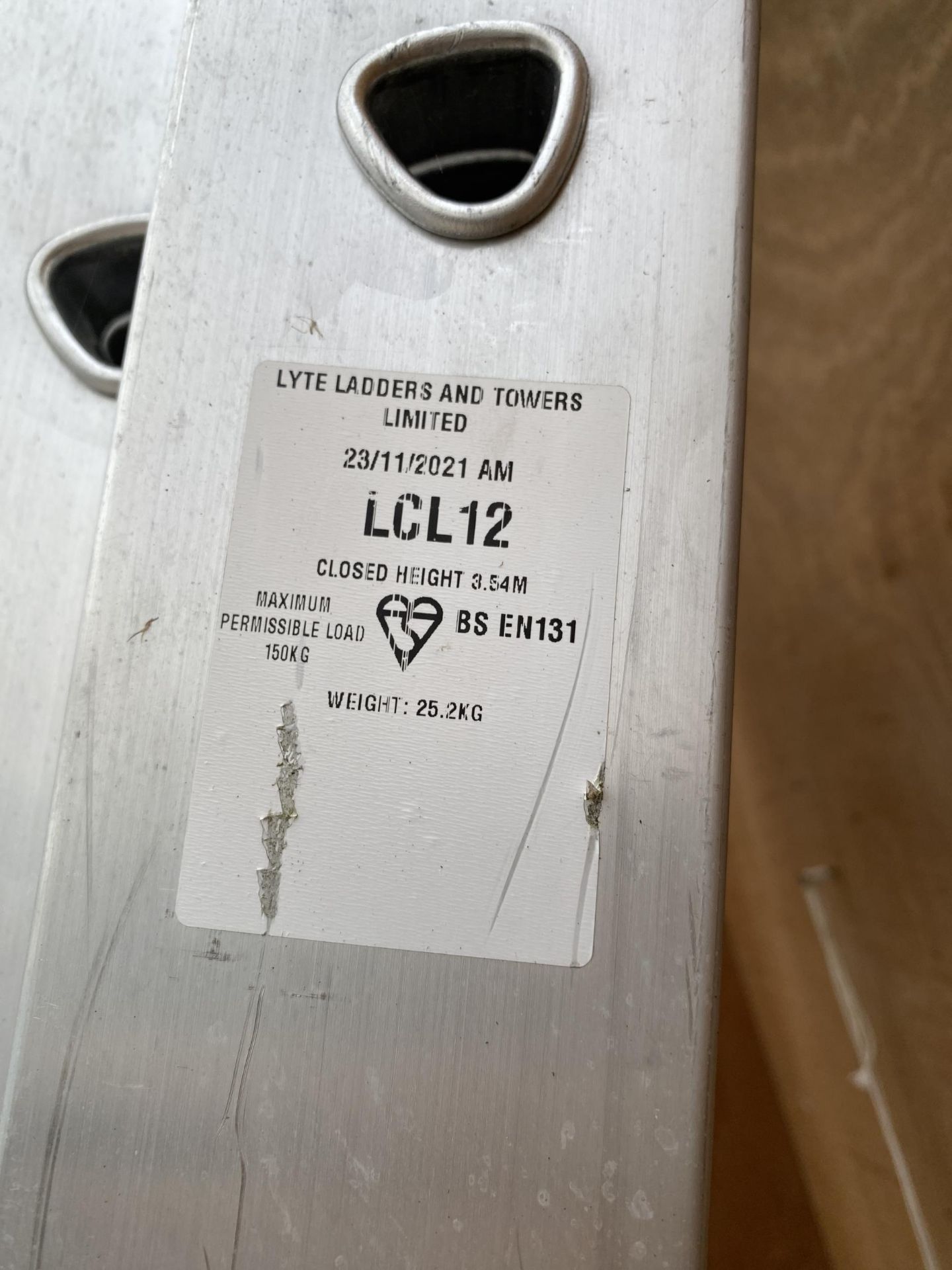 A LYTE 36 RUNG THREE SECTION ALUMINIUM EXTENDING LADDER WITH FOOT PLATE - Image 4 of 5