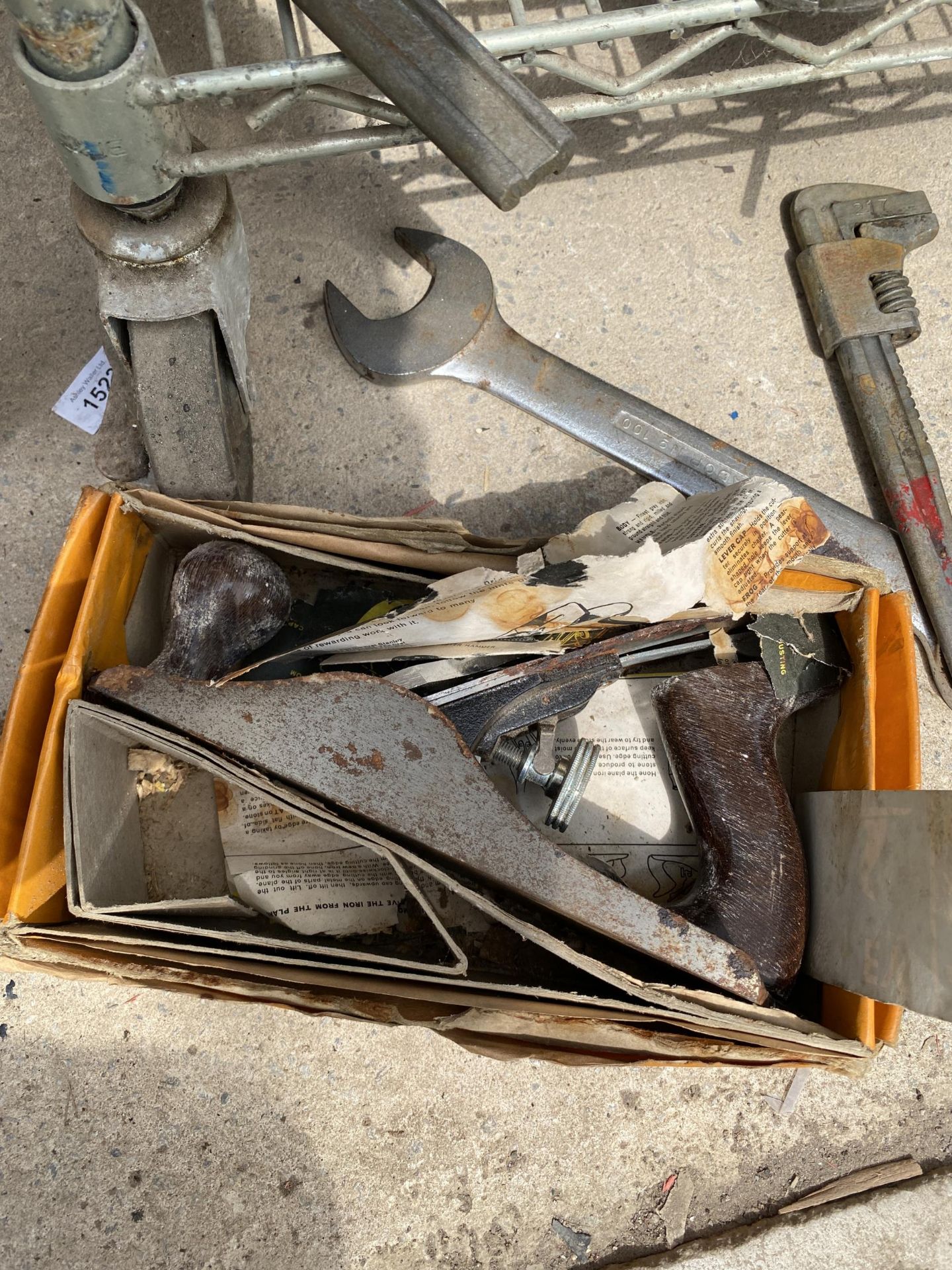 AN ASSORTMENT OF VINTAGE TOOLS TO INCLUDE VICES, STILSENS AND A WOOD PLANE ETC - Image 4 of 6