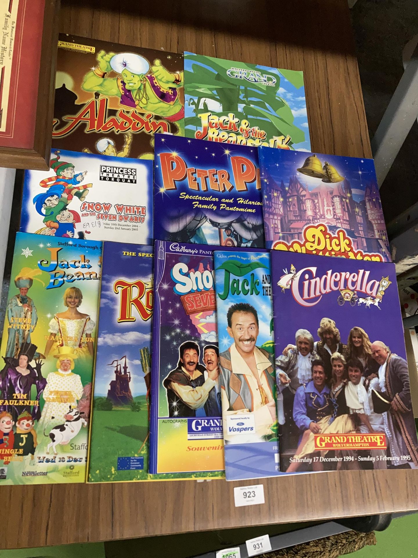 A COLLECTION OF PANTOMIME PROGRAMMES TO INCLUDE CINDERELLA, PETER PAN, ETC