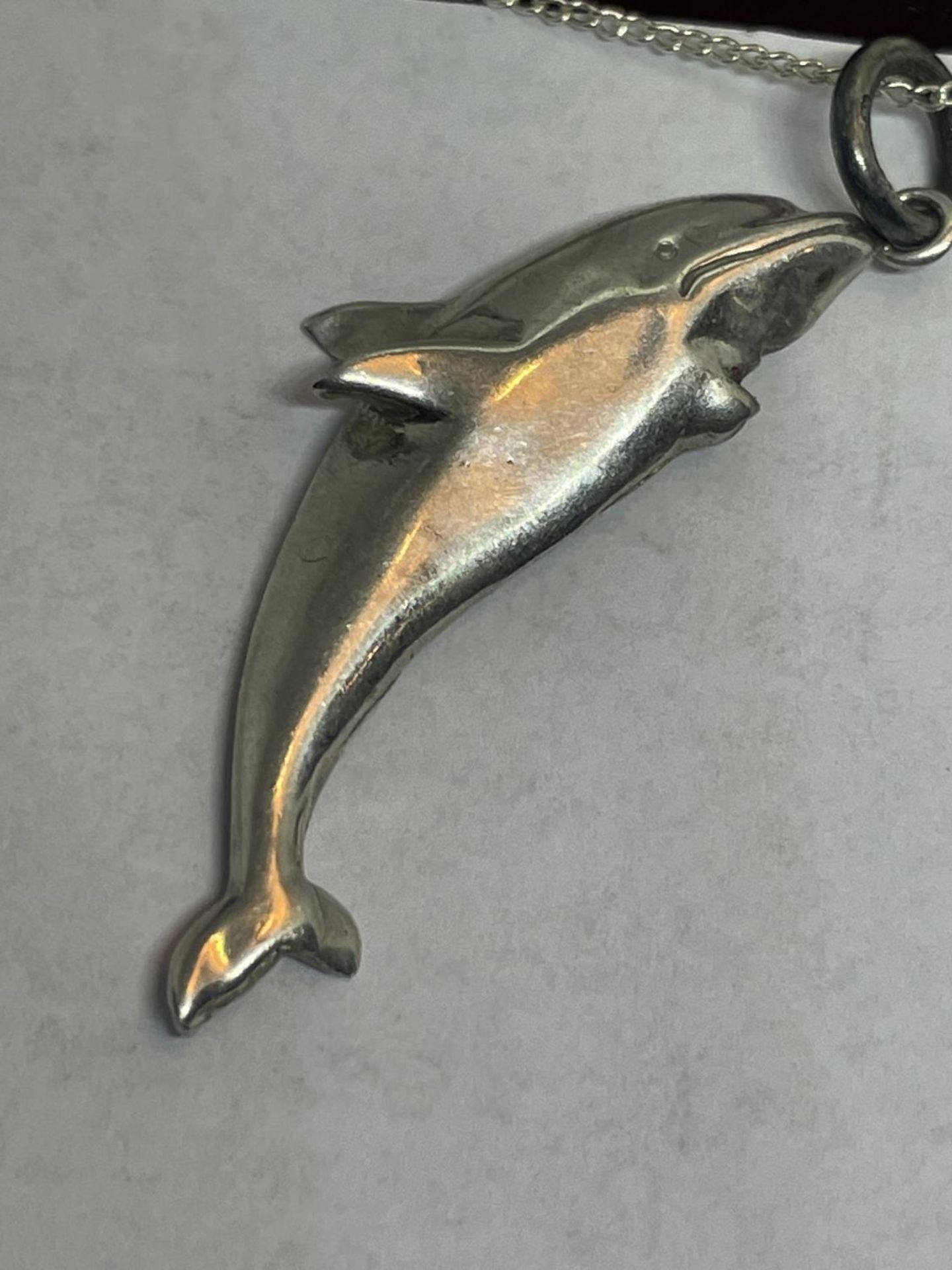 A SILVER NECKLACE WITH DOLPHIN PENDANT IN A PRESENTATION BOX - Bild 2 aus 2