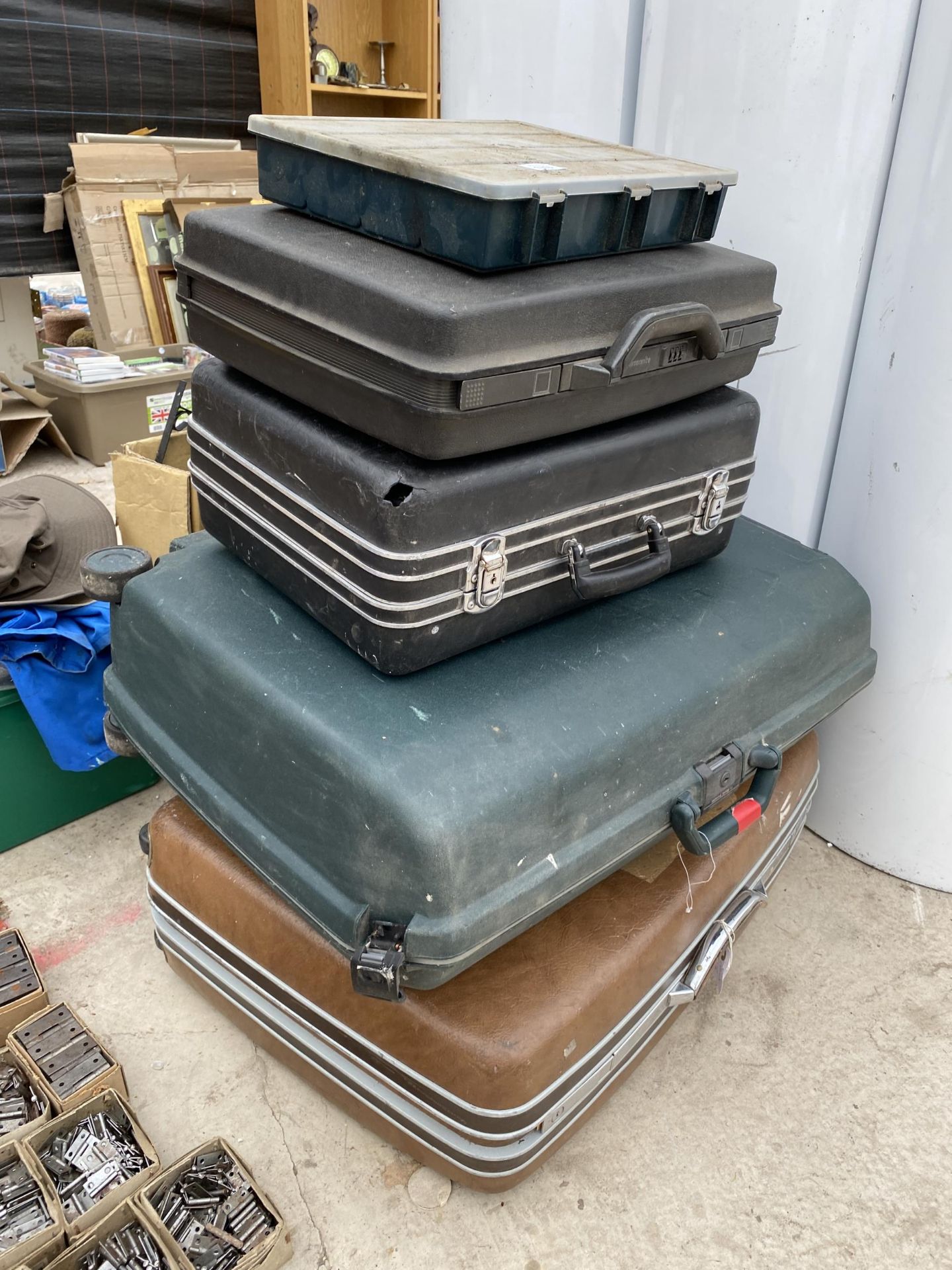 AN ASSORTMENT OF TRAVEL CASES AND STORAGE CASES - Image 2 of 5