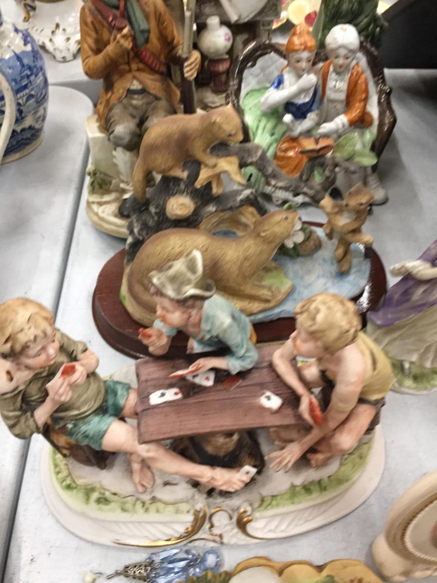 A QUANTITY OF FIGURINES TO INCLUDE CAPODIMONTE STYLE, STAFFORDSHIRE STYLE, PLAQUES, ETC - Image 4 of 5