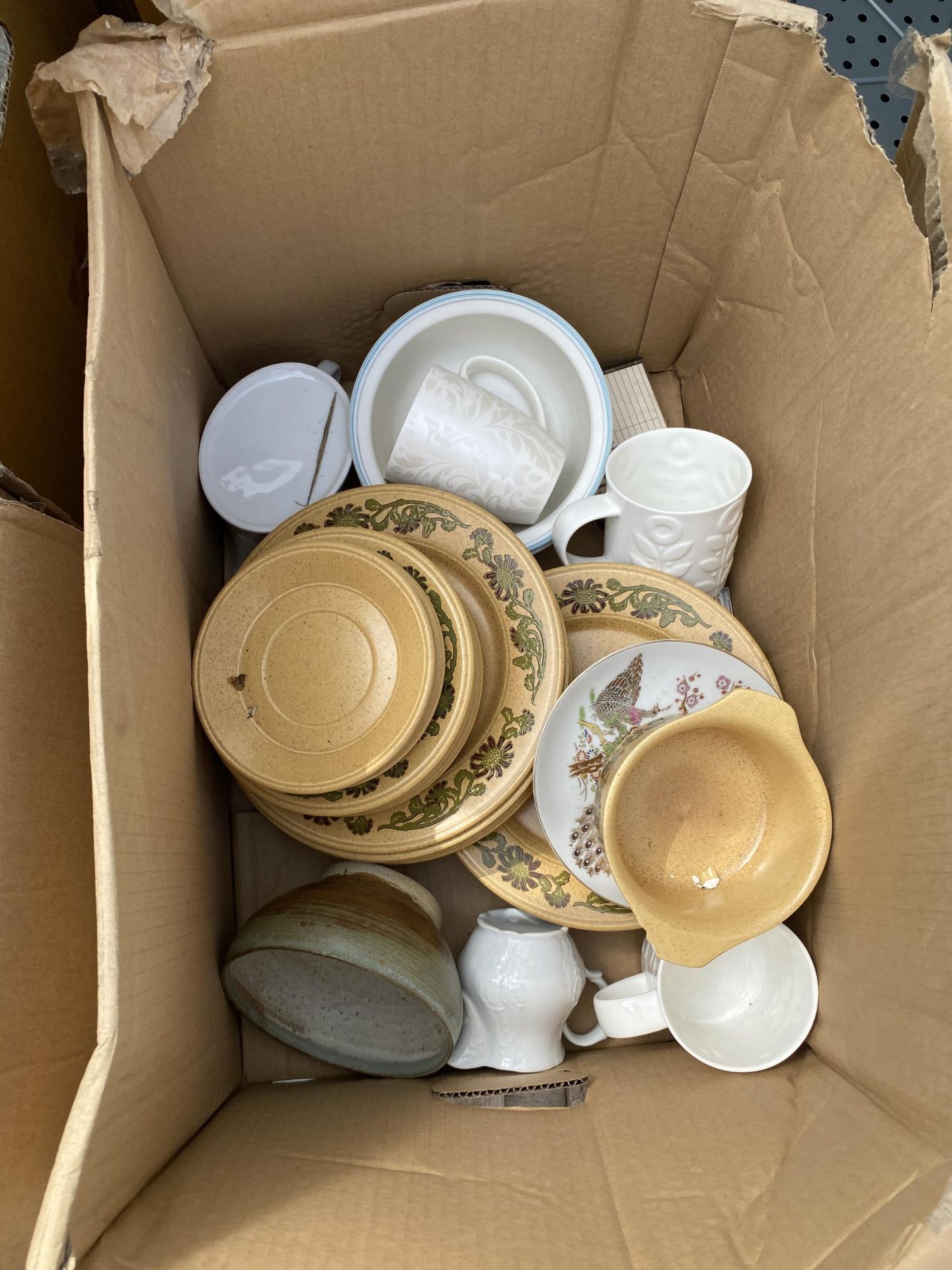 AN ASSORTMENT OF HOUSEHOLD CLEARANCE ITEMS TO INCLUDE CERAMICS AND GLASS WARE ETC - Image 5 of 5