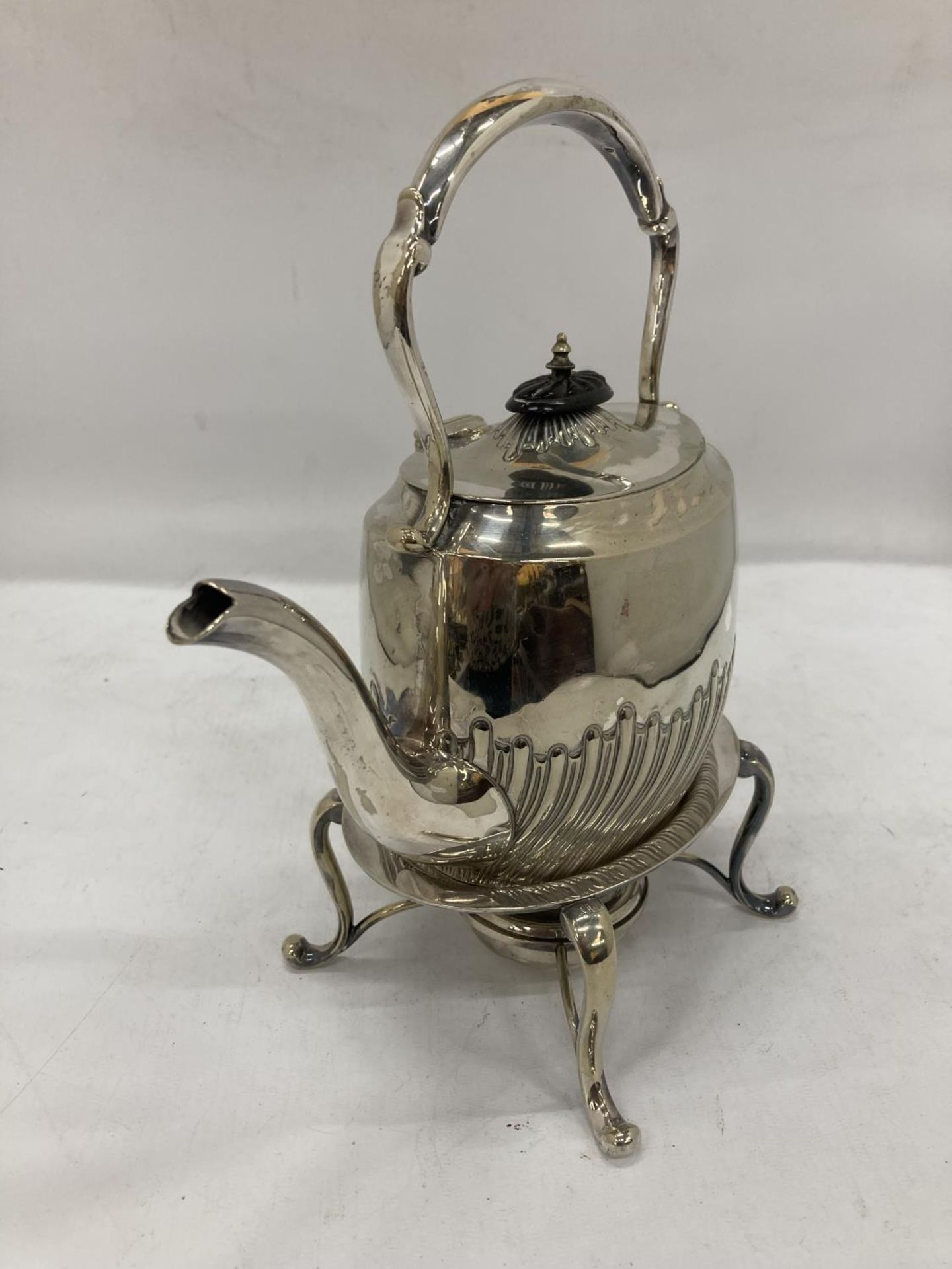 A SILVER PLATED SPIRIT KETTLE AND BURNER - Image 2 of 4