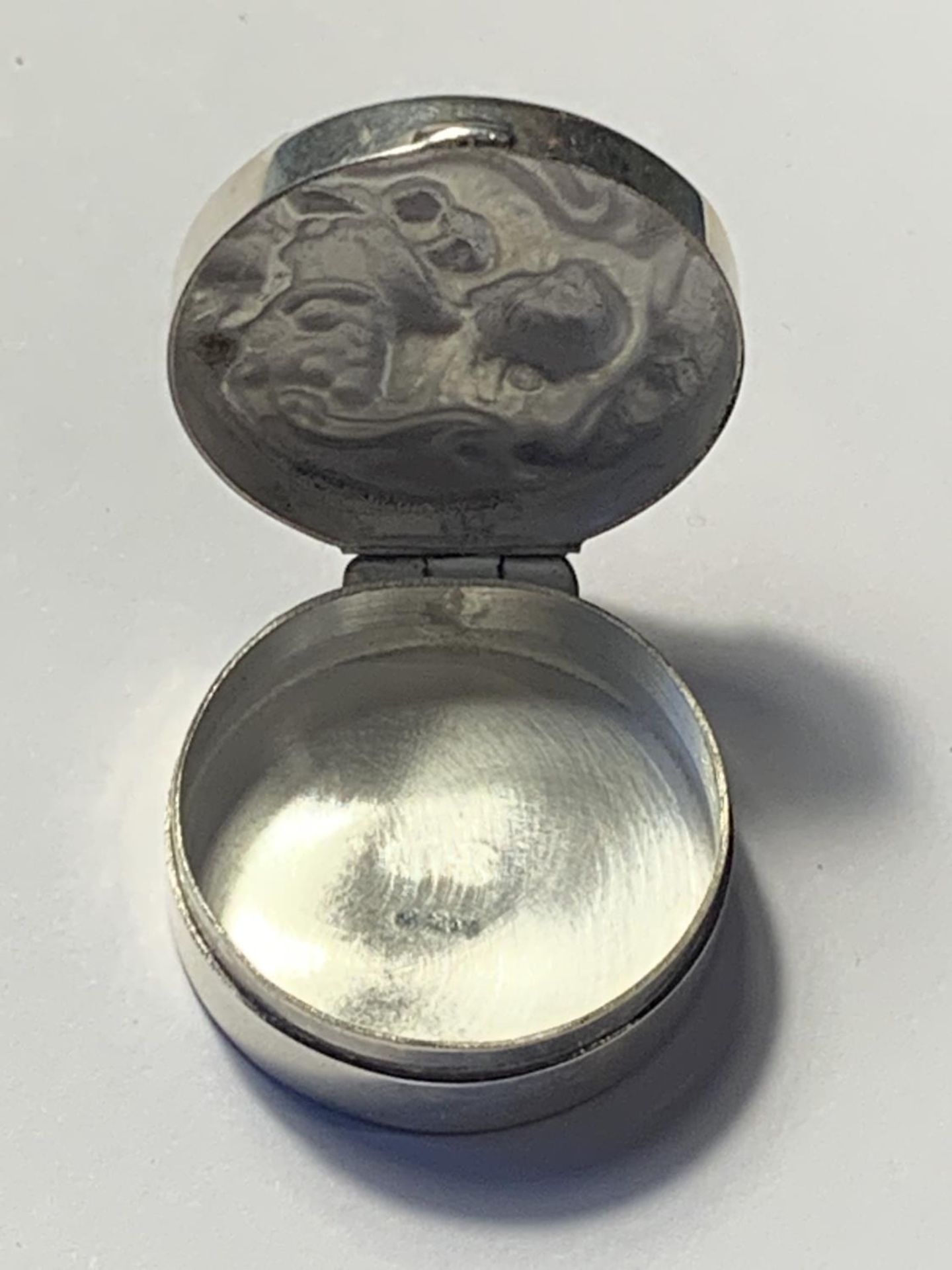 A MARKED SILVER ART NOUVEAU STYLE PILL BOX - Image 3 of 3