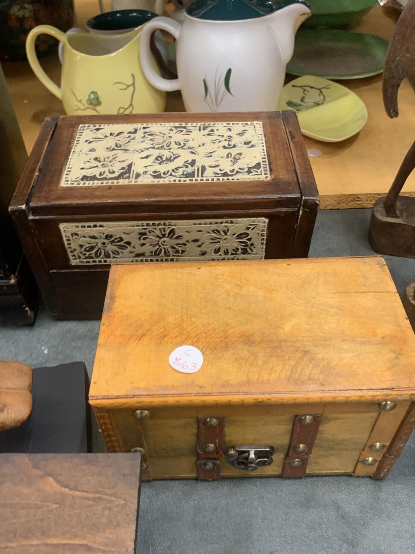 A QUANTITY OF TREEN ITEMS TO INCLUDE A JAPANESE LACQUER JEWELLERY CABINET, VICTORIAN INK BOX, BOXES, - Image 5 of 6