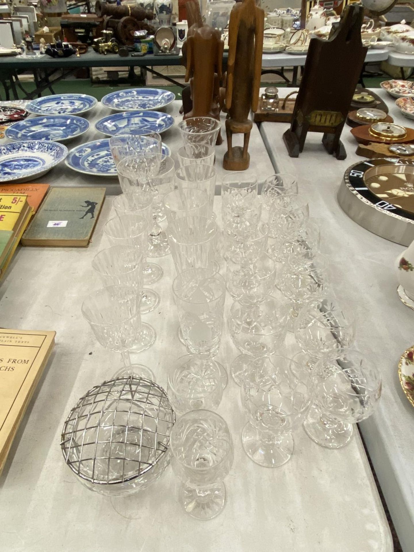 A QUANTITY OF GLASSES TO INCLUDE WINE, CHAMPAGNE FLUTES, SHERRY, PORT, ETC