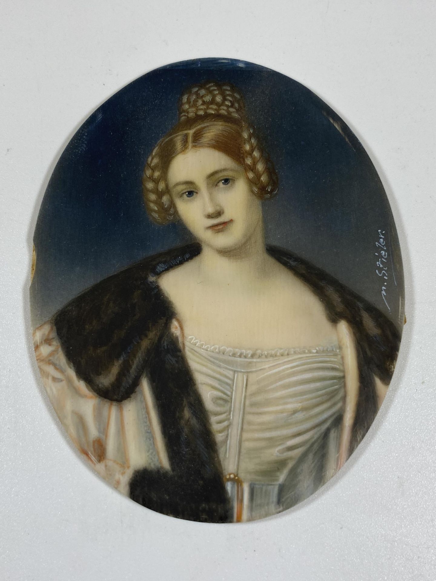 AN EARLY 19TH CENTURY HAND PAINTED PORTRAIT OF A LADY, SIGNED M.STIELER, IN ORNATE BRASS OVAL - Image 7 of 12