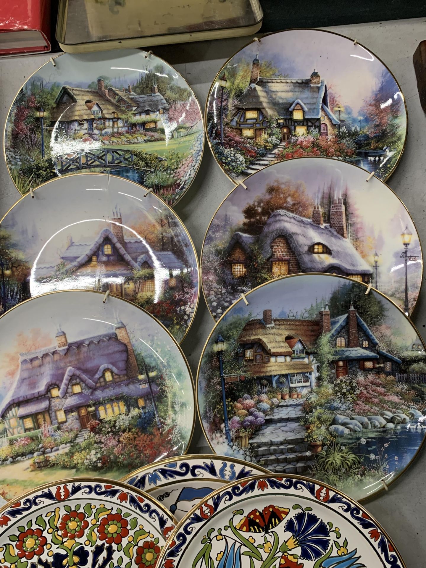 A COLLECTION OF CABINET PLATES TO INCLUDE ROYAL DOULTON COTTAGES AND GREEK - Image 2 of 3