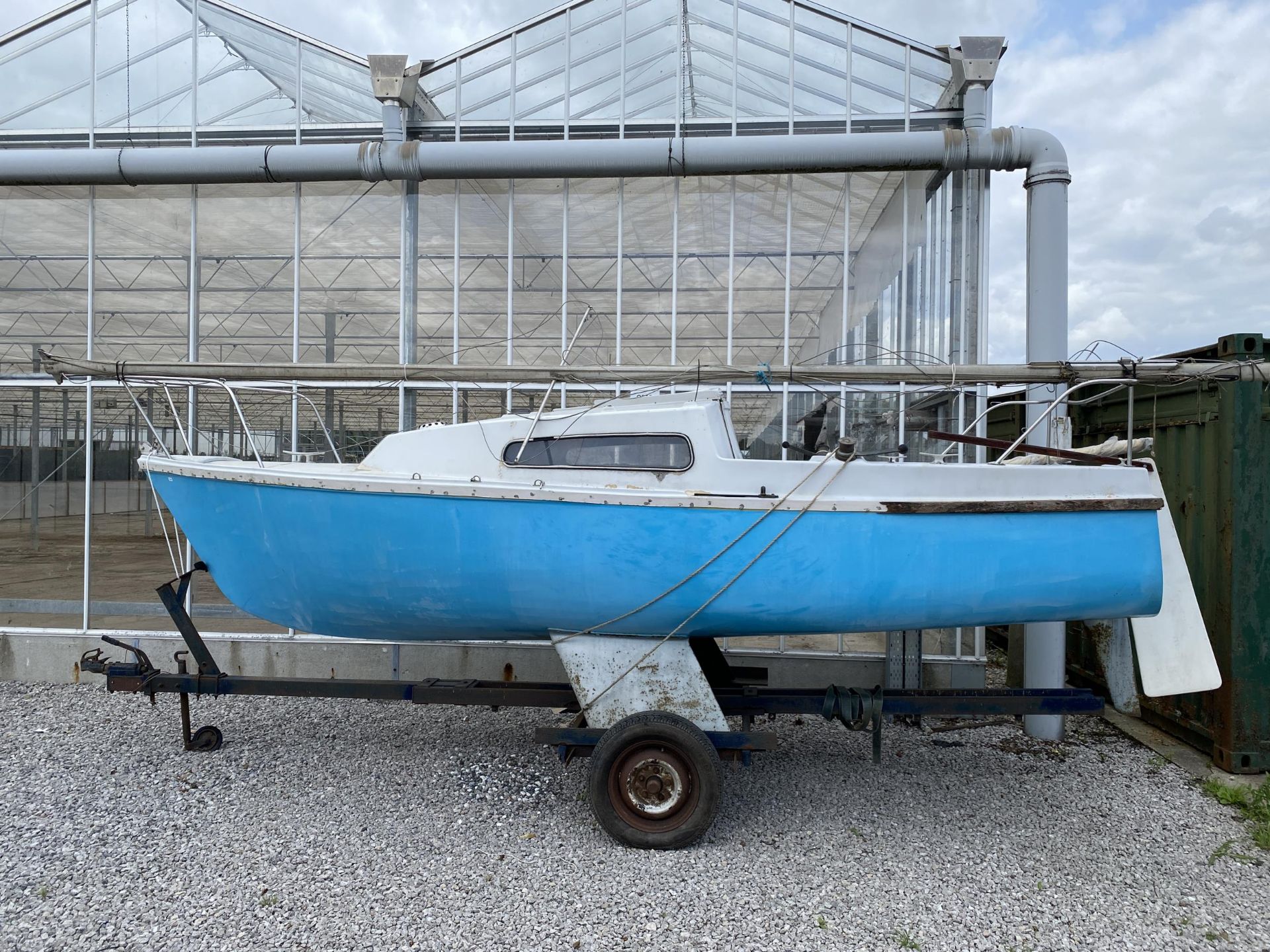 A FOXCUB 18 TWIN KEEL SAILBOAT WITH LAUNCHING TRAILER (NOT ROAD WORTHY) DRY STORED FOR THE LAST 8