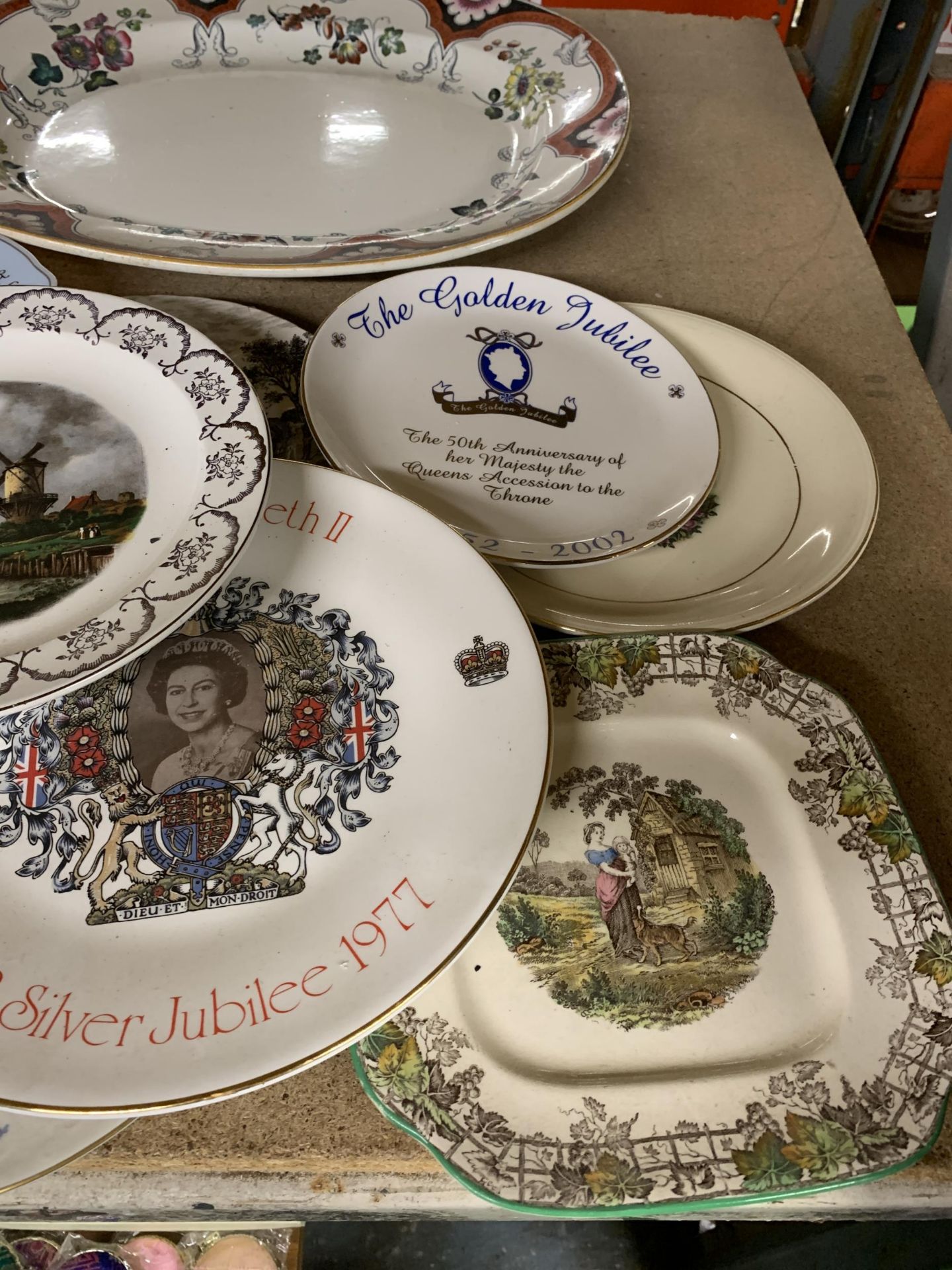 A MIXED LOT OF PLATES TO INCLUDE COMMEMORATIVE EXAMPLE AND LARGE MEAT PLATTER ETC TOGETHER WITH A - Image 3 of 4