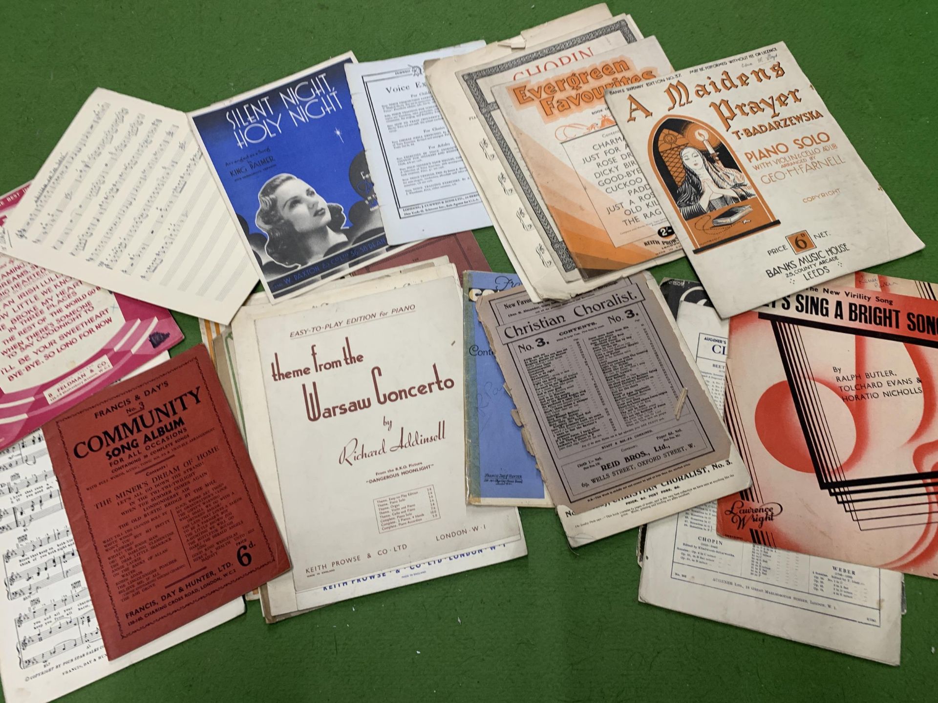 A GROUP OF VINTAGE MUSIC SHEETS AND BOOKLETS ETC
