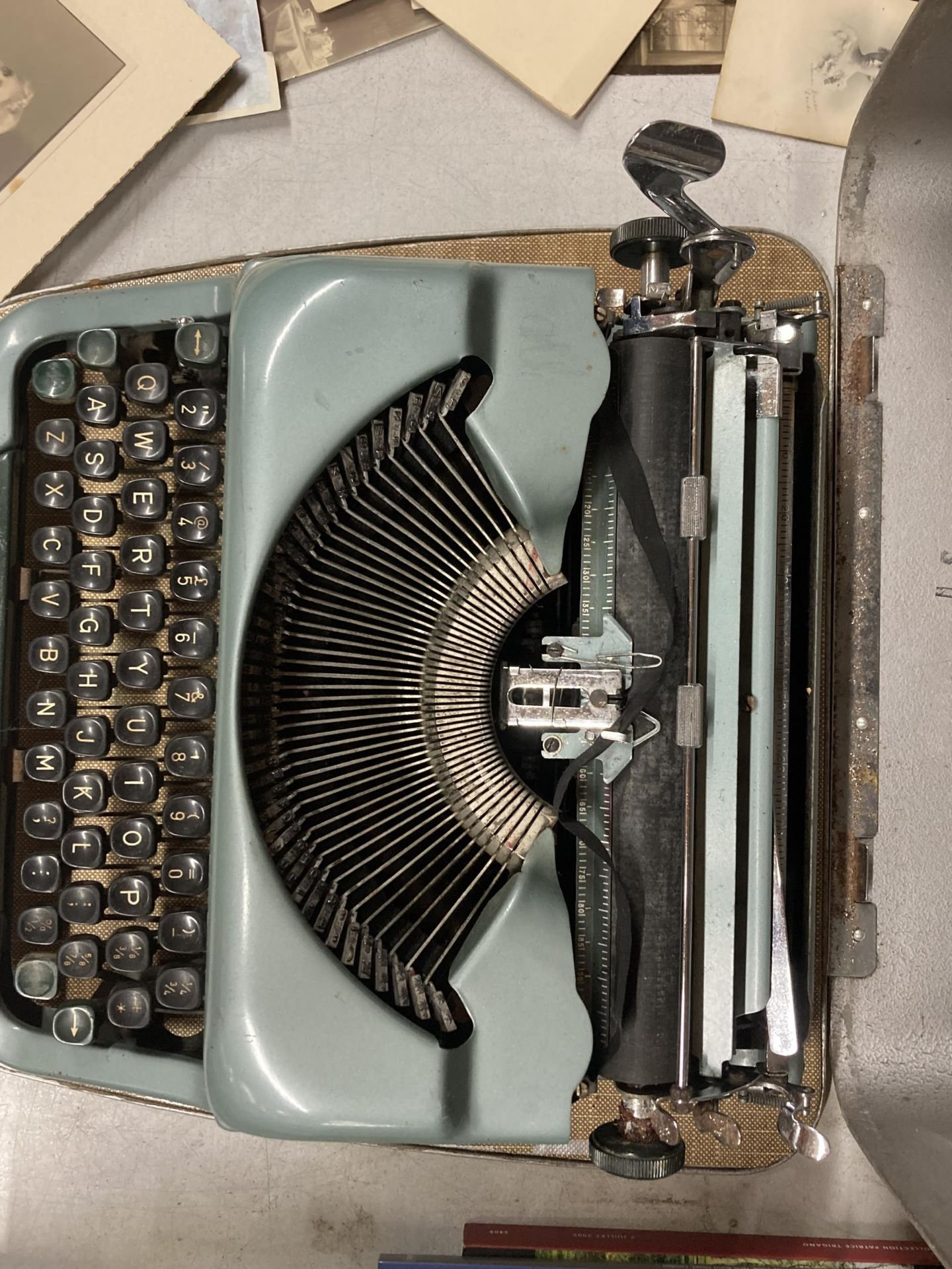 A VINTAGE IMPERIAL 'GOOD COMPANION' TYPEWRITER - Image 4 of 4