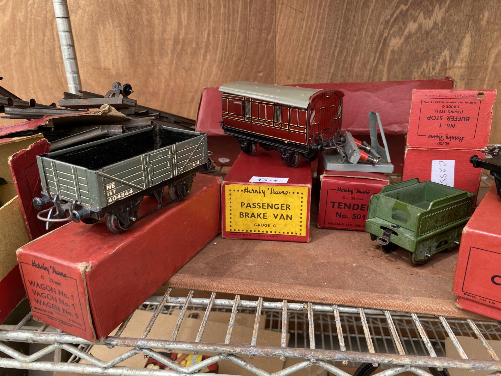 AN ASSORTMENT OF VINTAGE HORNBY O GAUGE MODEL TRAINS AND TRACK - Image 3 of 7