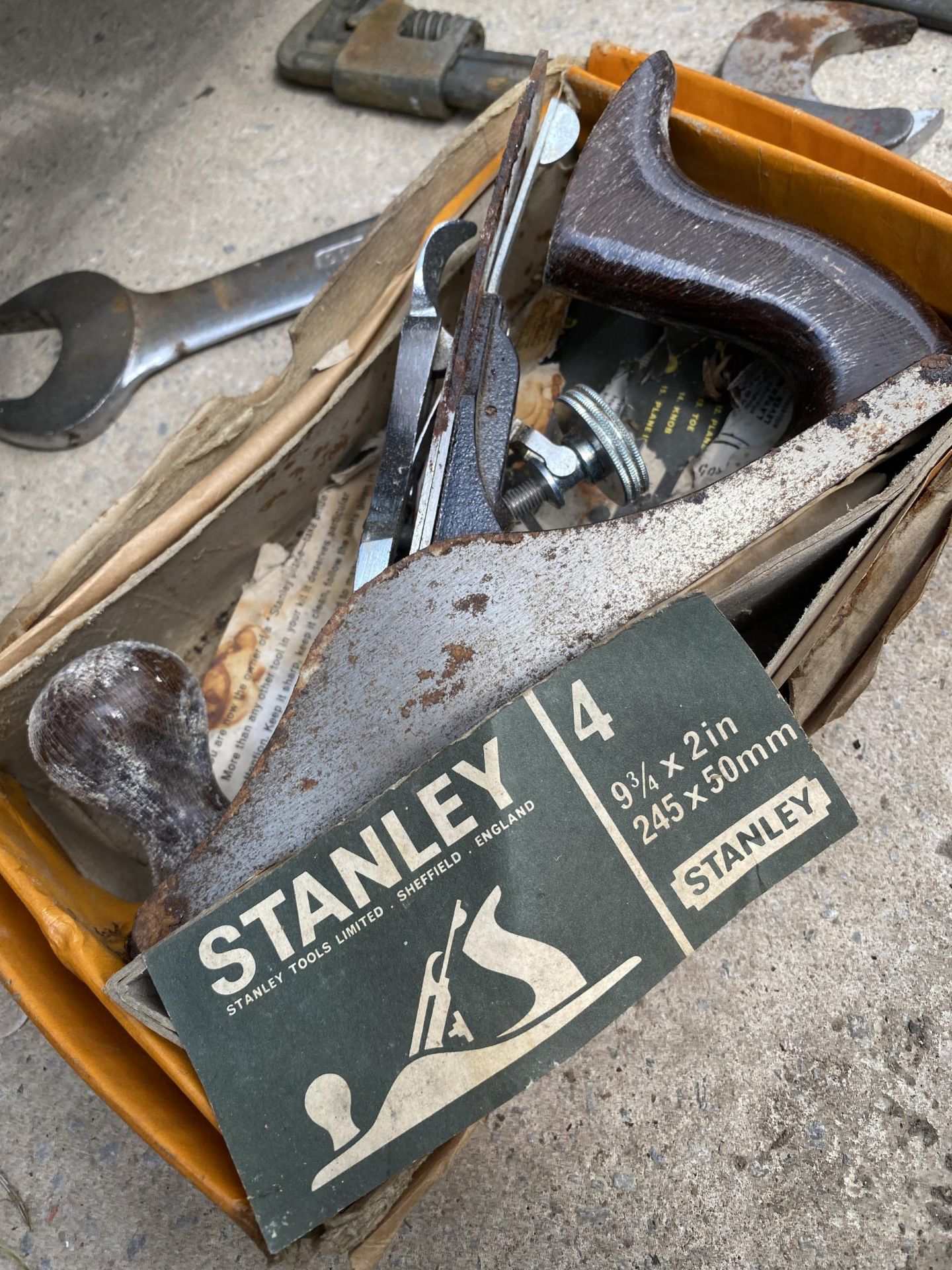 AN ASSORTMENT OF VINTAGE TOOLS TO INCLUDE VICES, STILSENS AND A WOOD PLANE ETC - Image 6 of 6