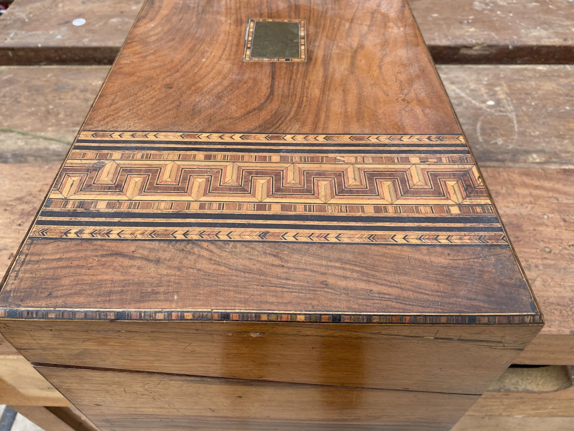 AN INLAID WALNUT WRITING SLOPE WITH RED BLAZE INTERIOR AND SECRET DRAWERS - Image 11 of 11