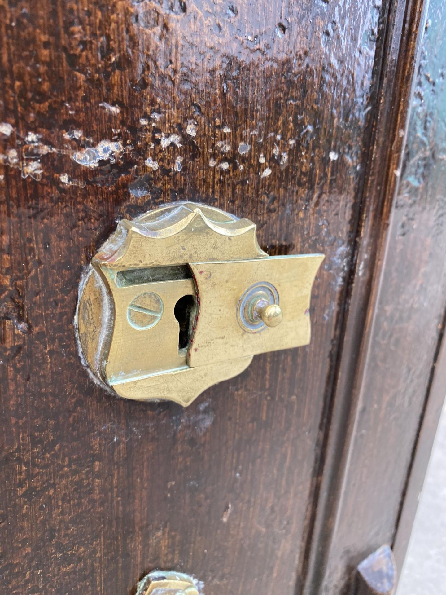 A VINTAGE HEAVY CAST IRON FIRE SAFE WITH BRASS FITTINGS (UNLOCKED BUT NO KEY PRESENT) - Bild 7 aus 10