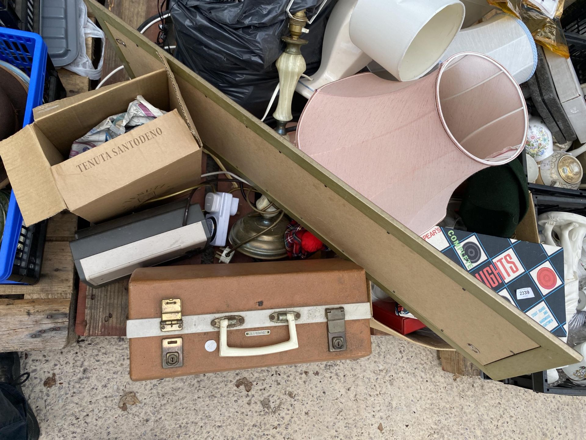 AN ASSORTMENT OF HOUSEHOLD CLEARANCE ITEMS TO INCLUDE LAMPS AND GLASS WARE ETC - Image 3 of 3