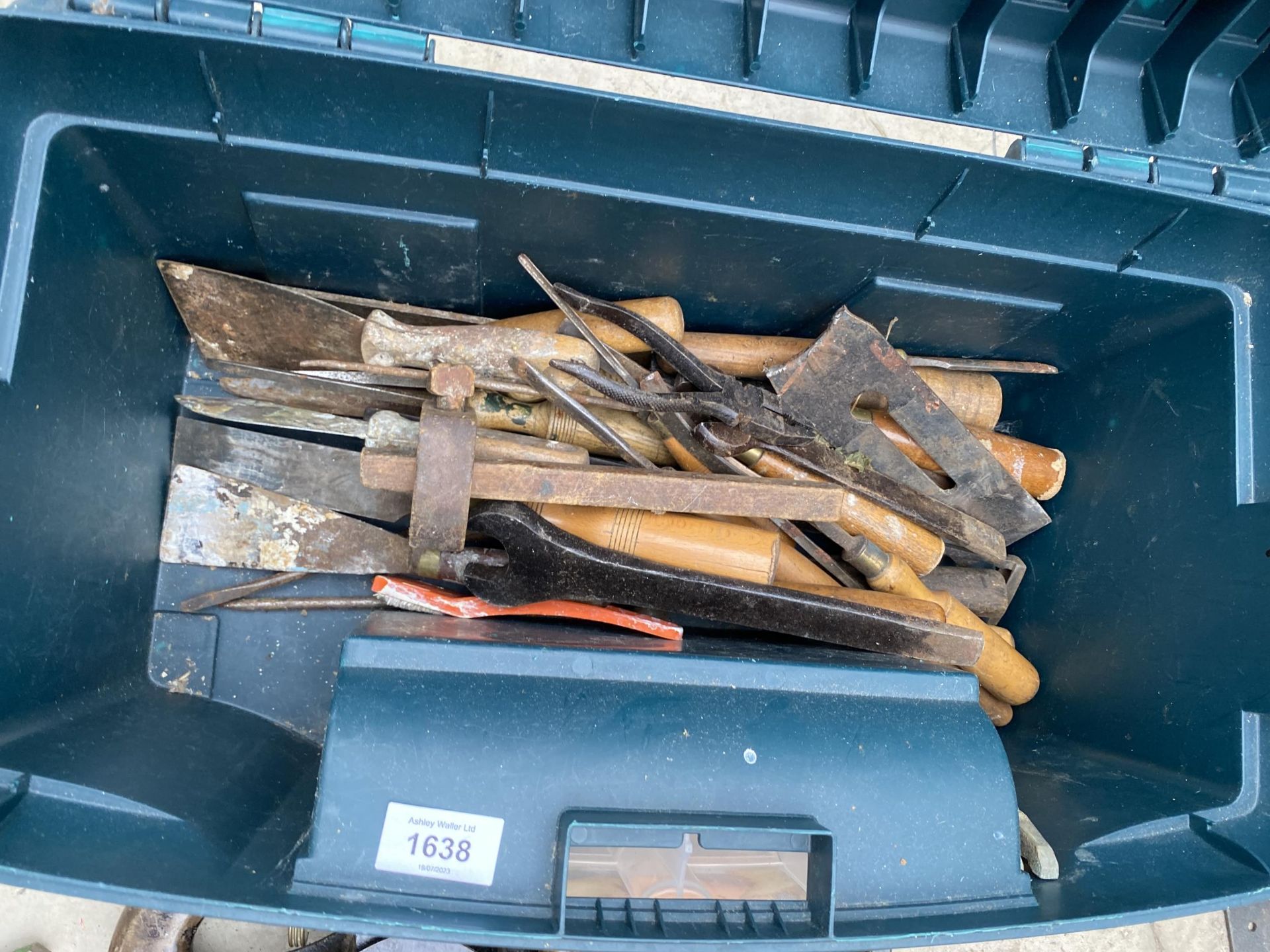 A PLASTIC TOOL BOX WITH AN ASSORTMENT OF HAND TOOLS TO INCLUDE LATHE CHISELS, WOOD PLANE AND BRACE - Bild 3 aus 3