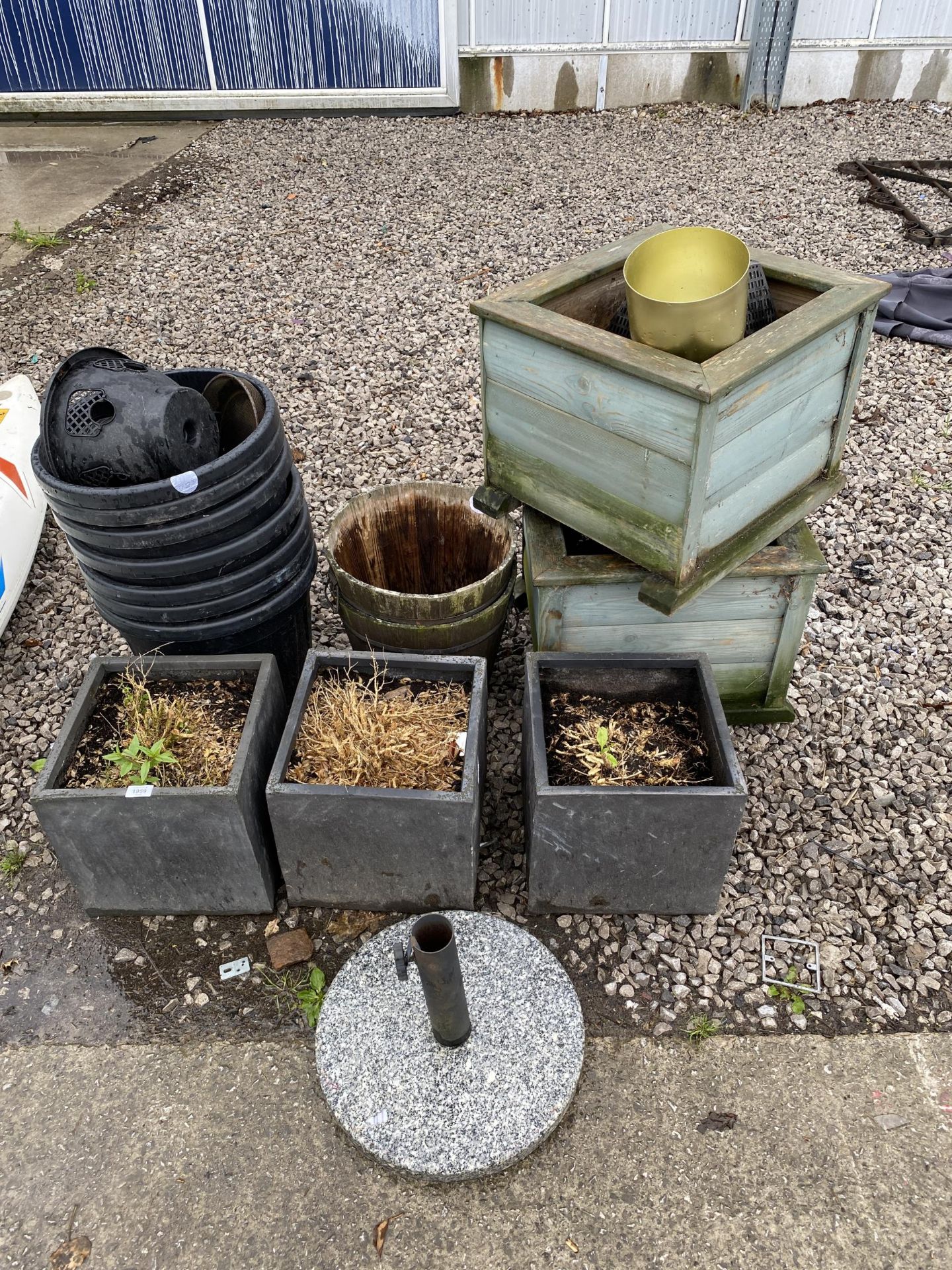 AN ASSORTMENT OF GARDEN POTS AND PLANTERS