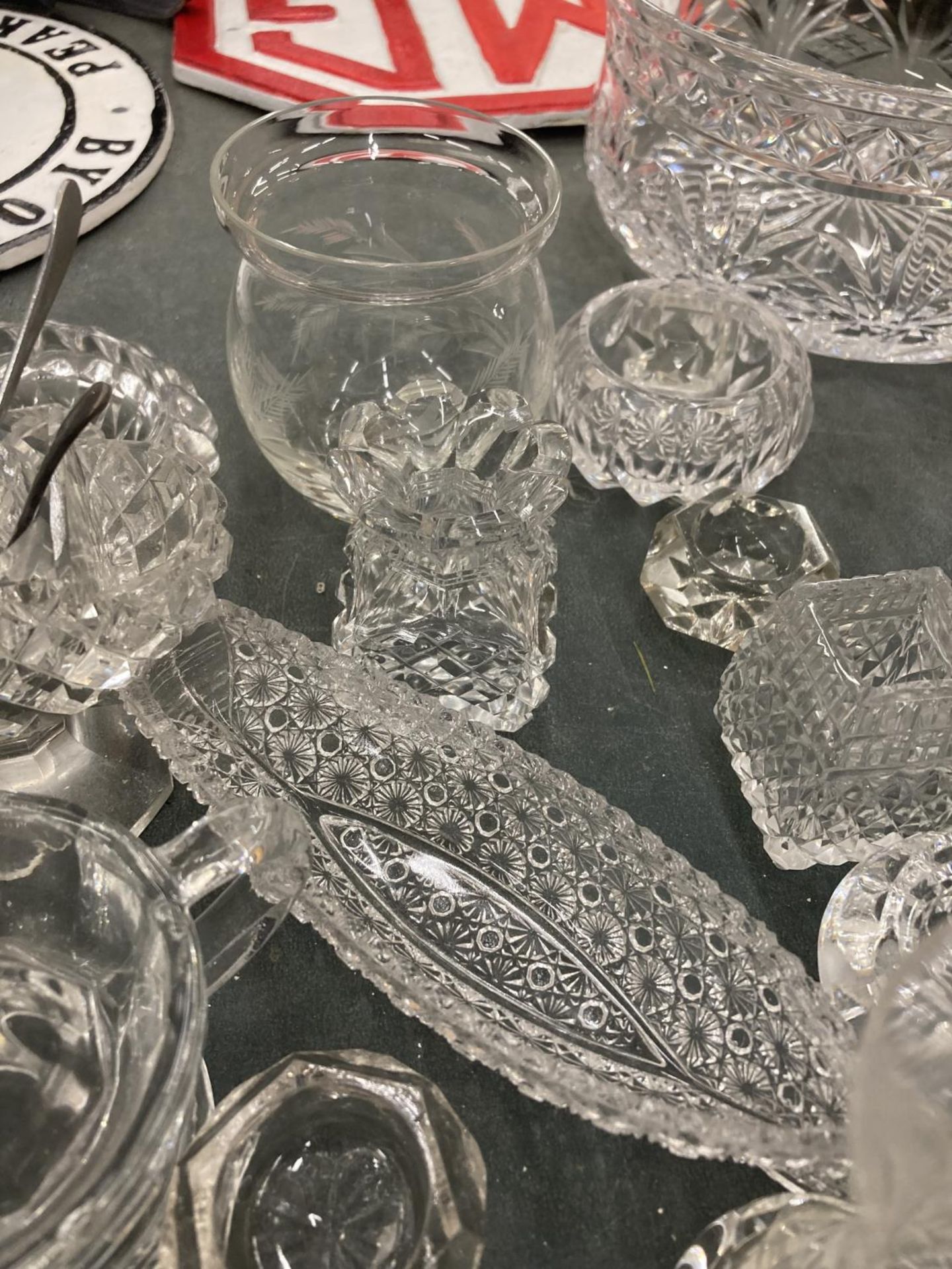A LARGE QUANTITY OF GLASSWARE TO INCLUDE BOWLS, JUGS, VASES, ETC - Image 3 of 6