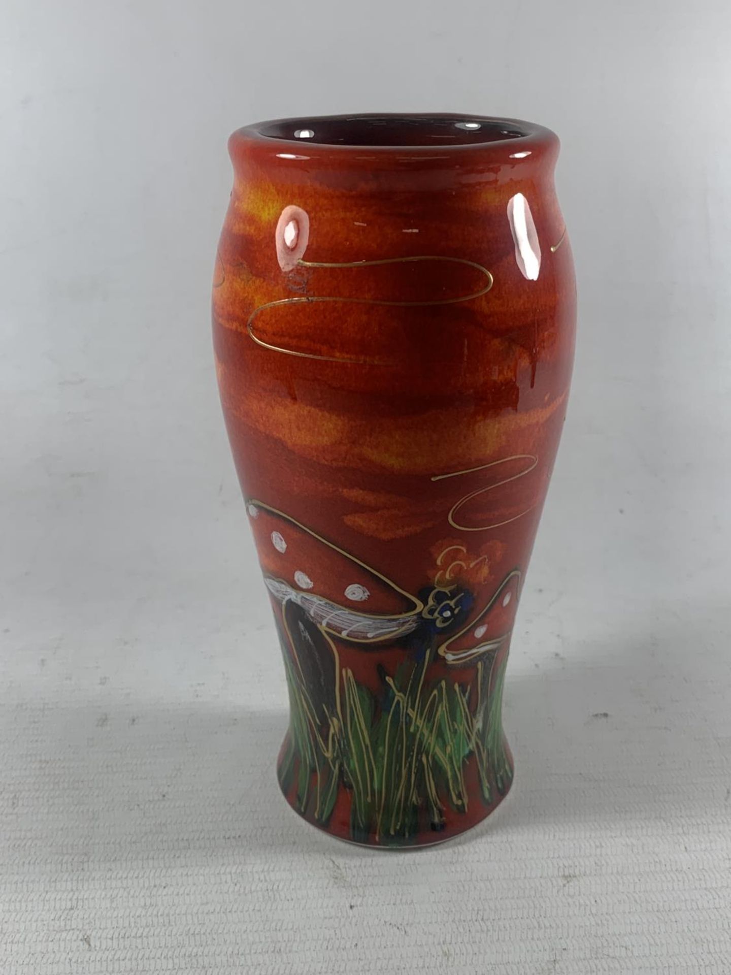 AN ANITA HARRIS TOADSTOOLS VASE HAND PAINTED AND SIGNED IN GOLD - Bild 2 aus 4