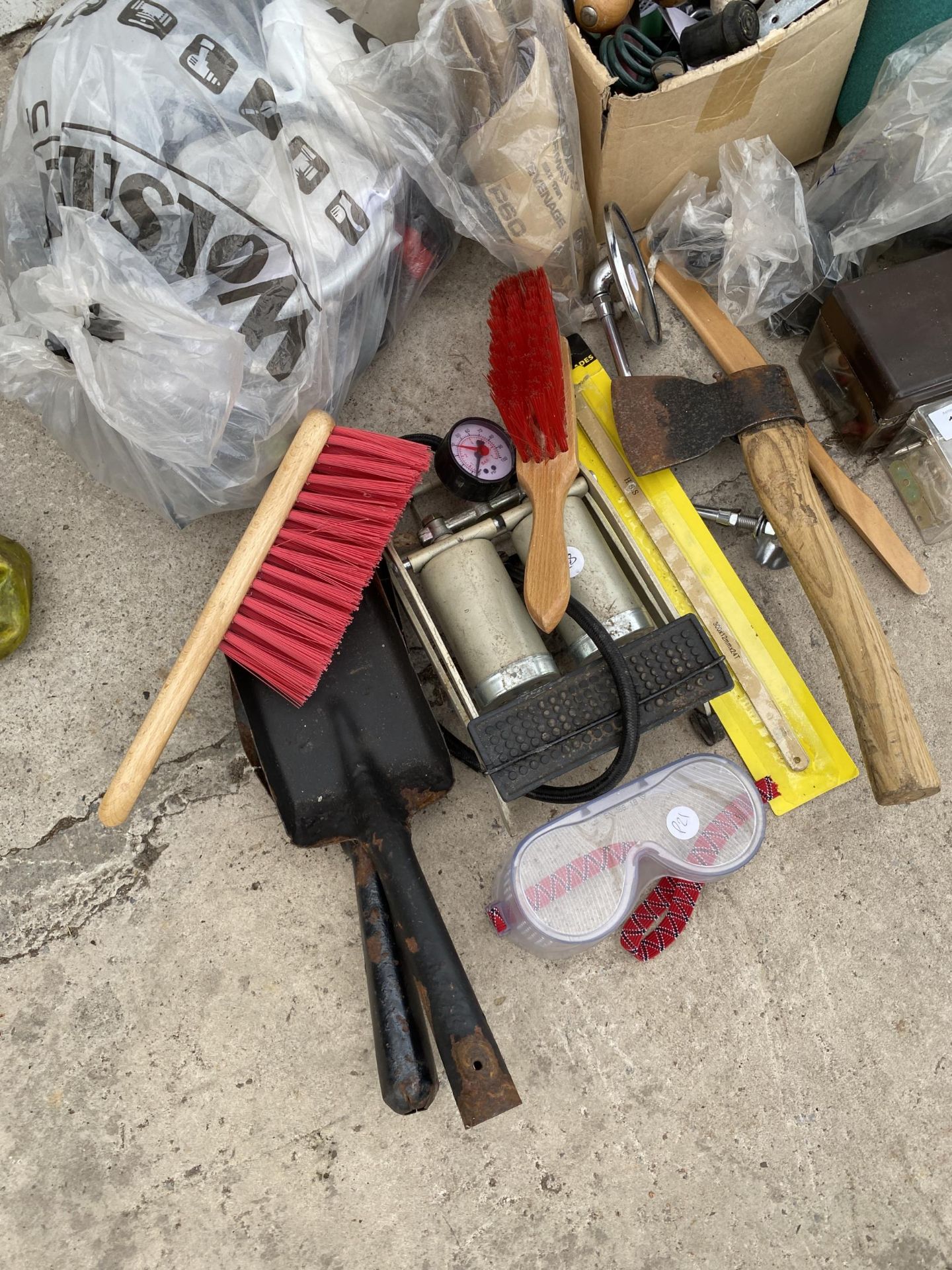 AN ASSORTMENT OF TOOLS TO INCLUDE BRUSHES, SCRAPERS AND A FOOT PUMP ETC - Image 4 of 4