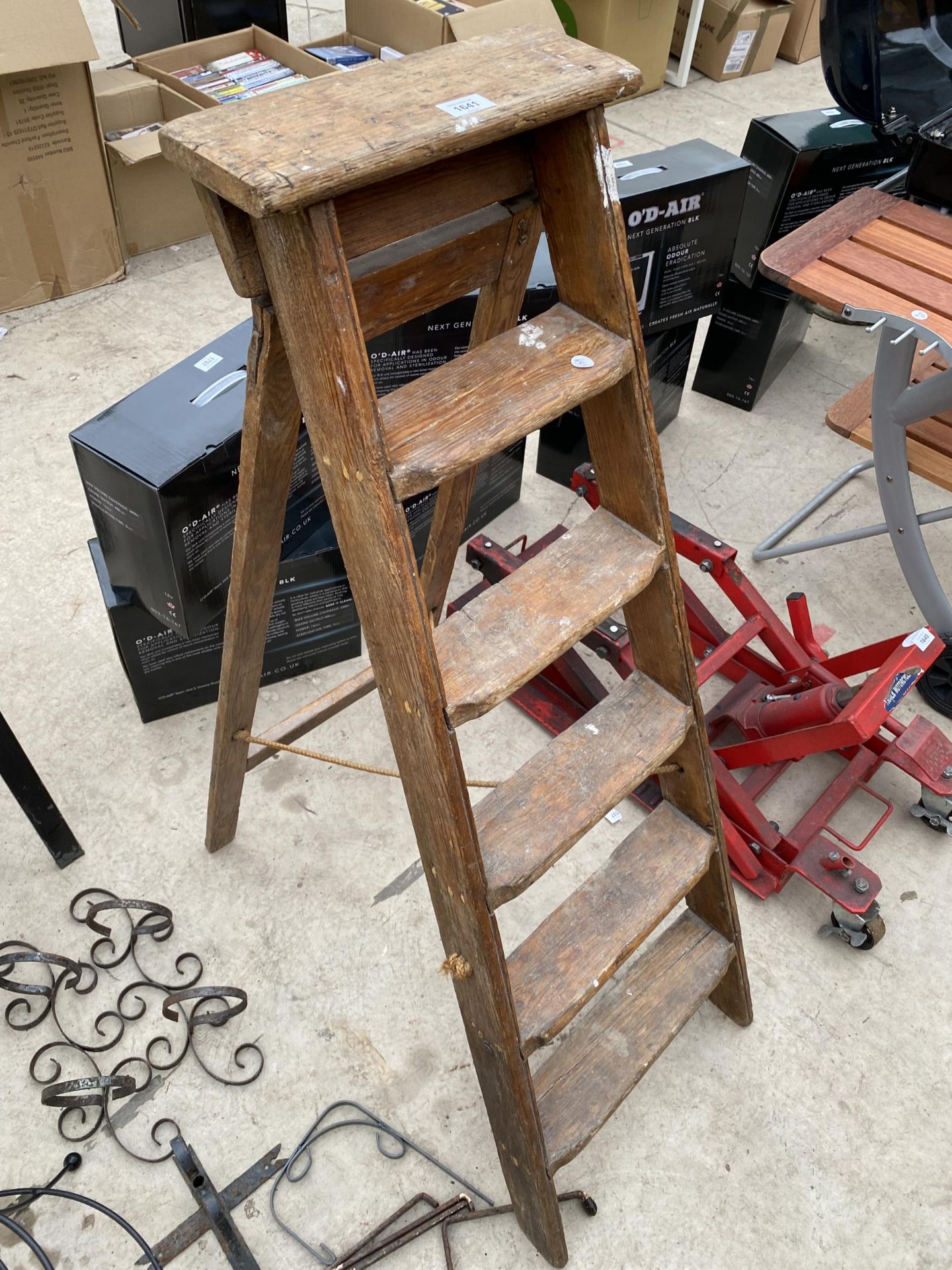 A VINTAGE FIVE RUNG WOODEN STEP LADDER