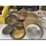 A COLLECTION OF BRASS AND COPPER ITEMS TO INCLUDE TRAYS, BOWLS, PLATES, ETC