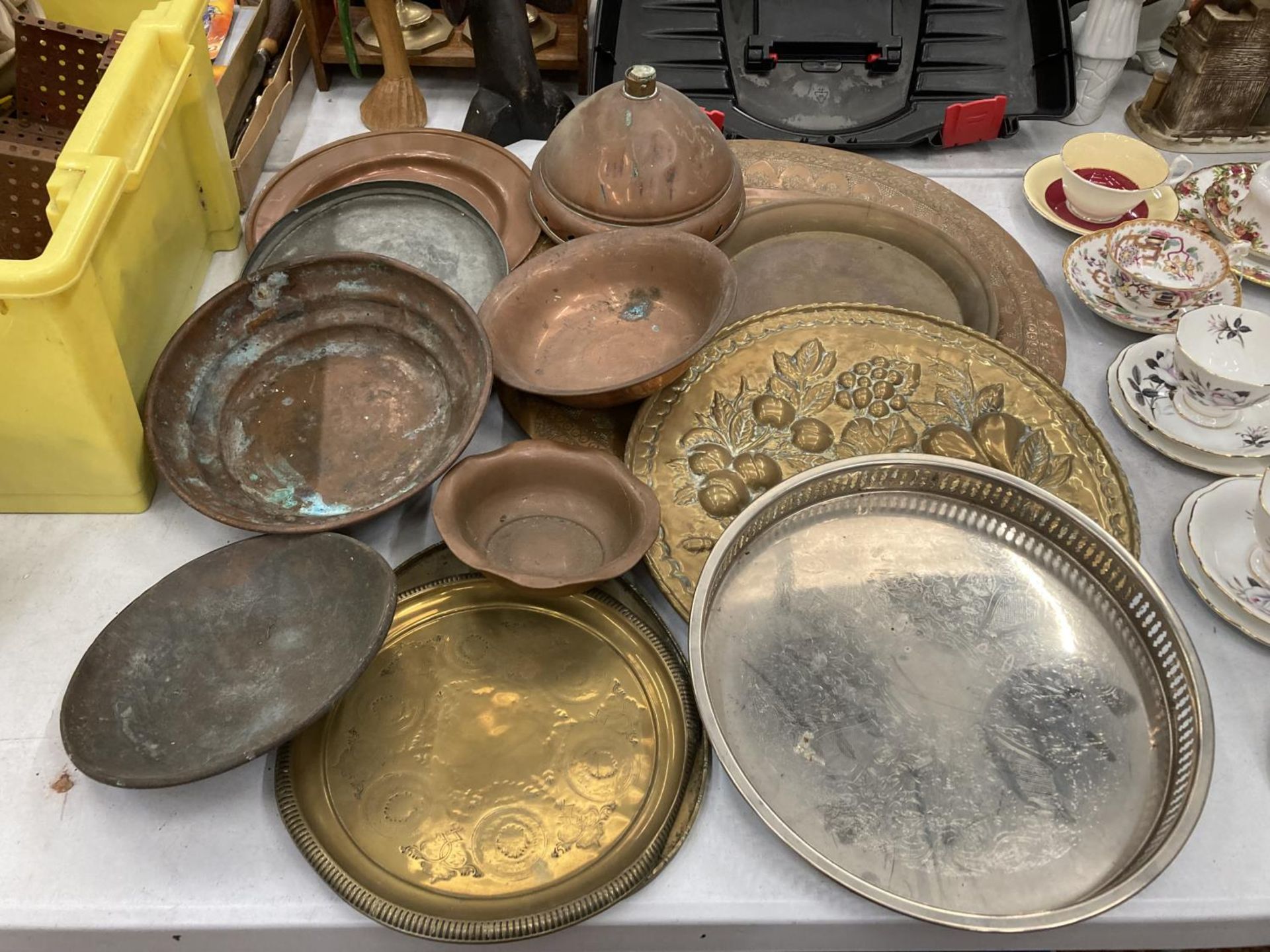 A COLLECTION OF BRASS AND COPPER ITEMS TO INCLUDE TRAYS, BOWLS, PLATES, ETC