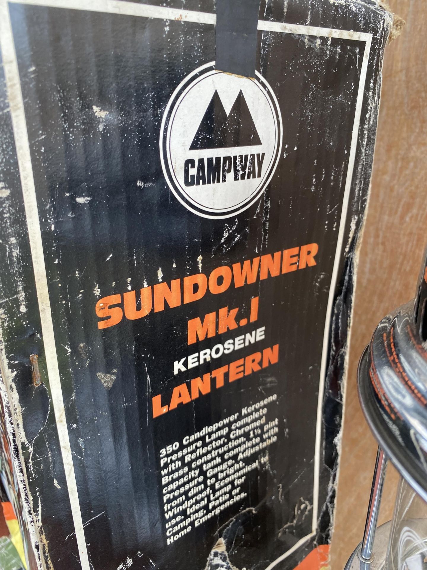 A VINTAGE CAMPWAY SUNDOWNER MK.1 KEROSENE LANTERN WITH ORIGINAL BOX - Image 3 of 3