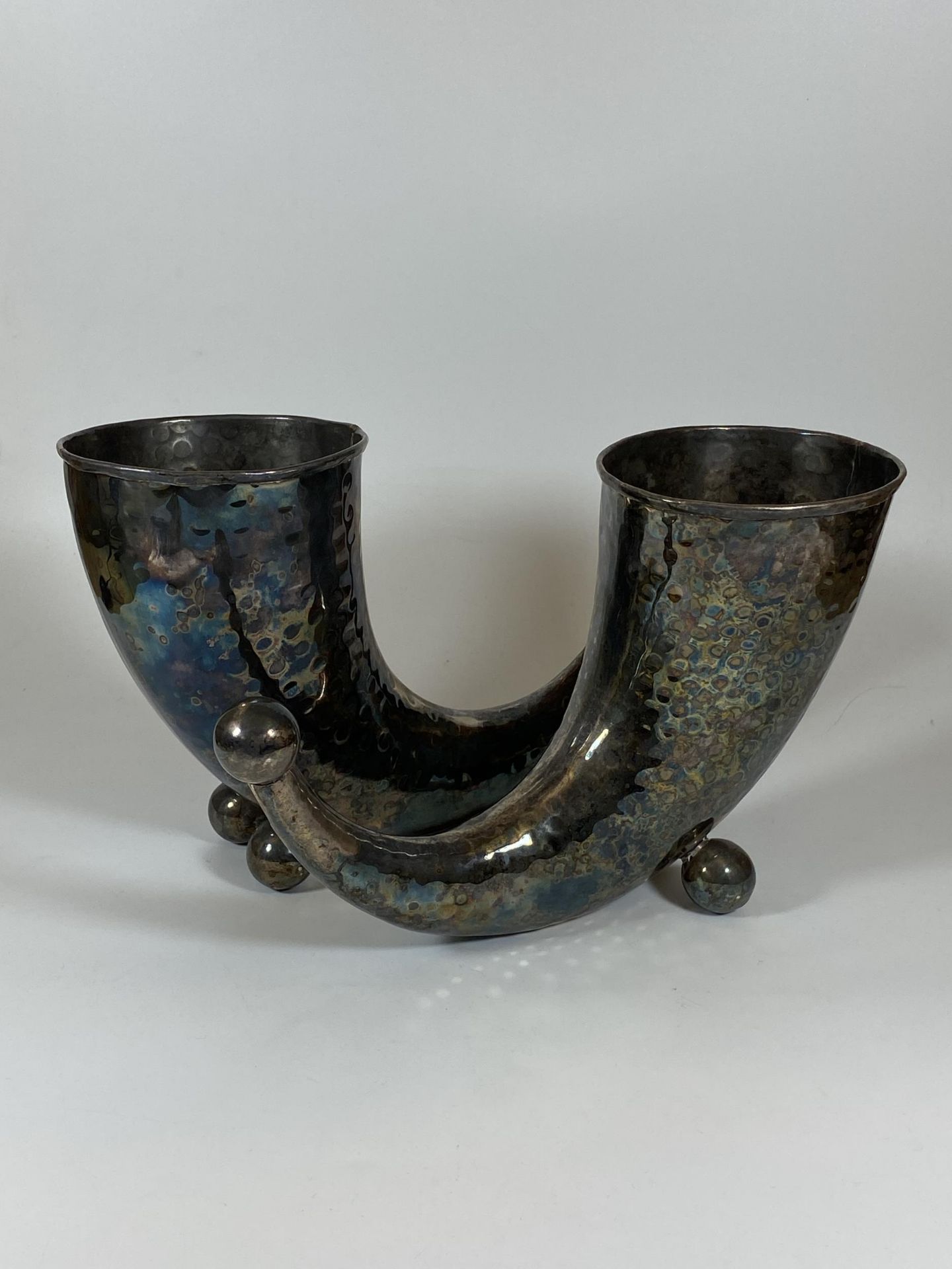 A PAIR OF EARLY 20TH CENTURY SILVER PLATED SWEDISH HORNS, HEIGHT 16CM - Image 2 of 4