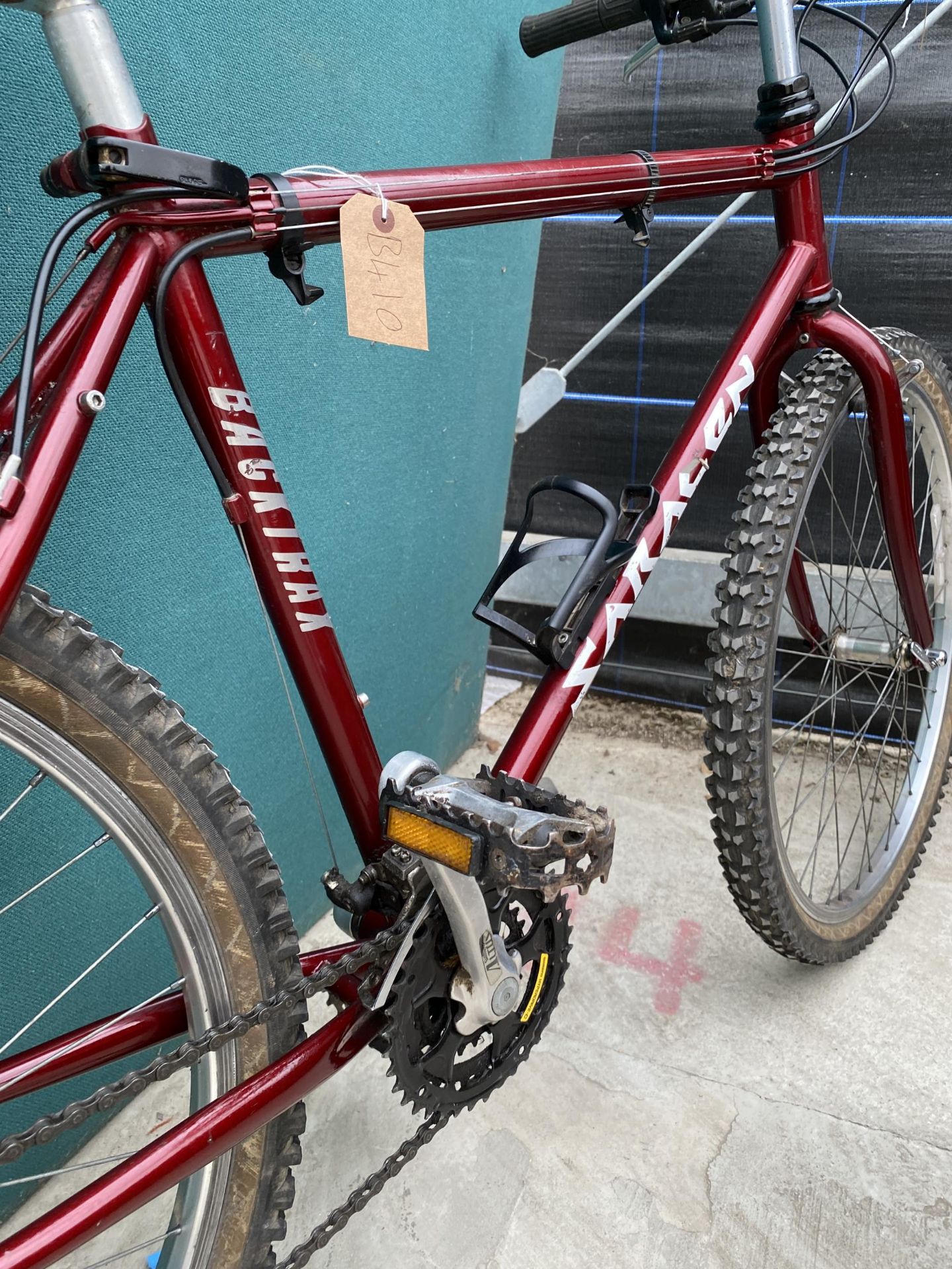 A SARACEN MOUNTAIN BIKE WITH A 14 SPEED SHIMANO GEAR SYSTEM - Image 3 of 4