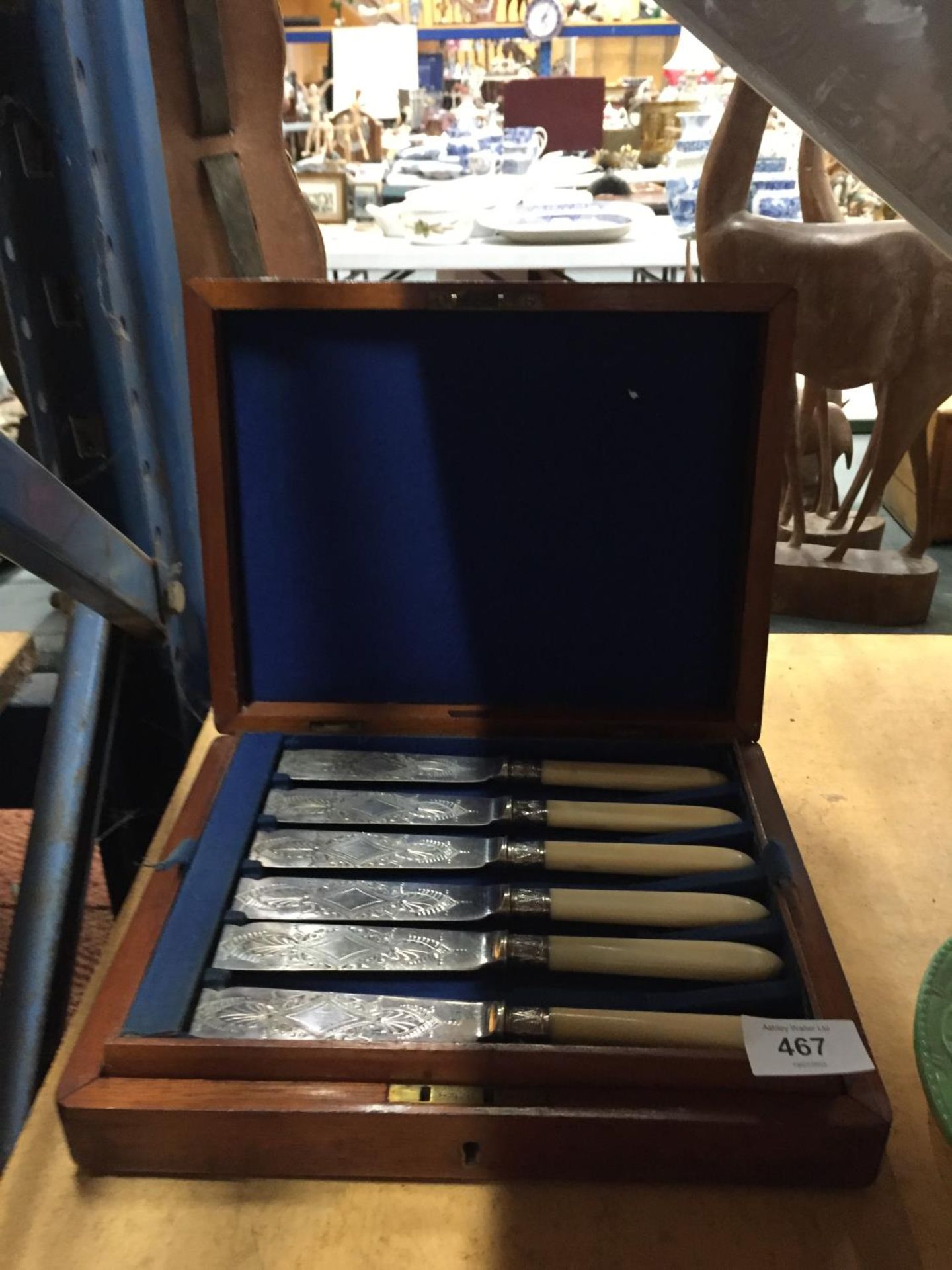 A VINTAGE CASED KNIFE AND FORK SET