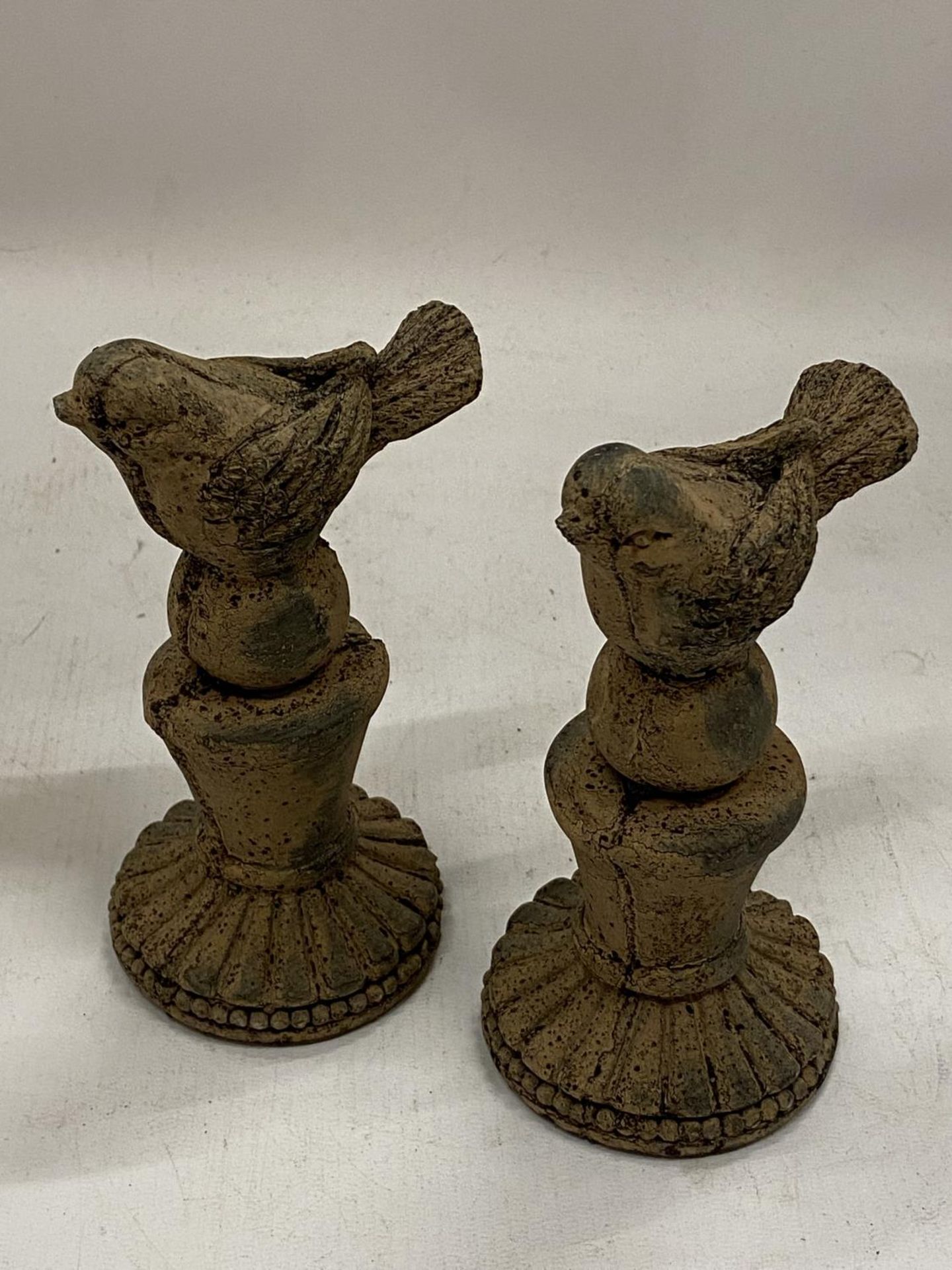 A PAIR OF STONEWARE BIRDS ON PLINTHS HEIGHT 16CM - Image 2 of 2