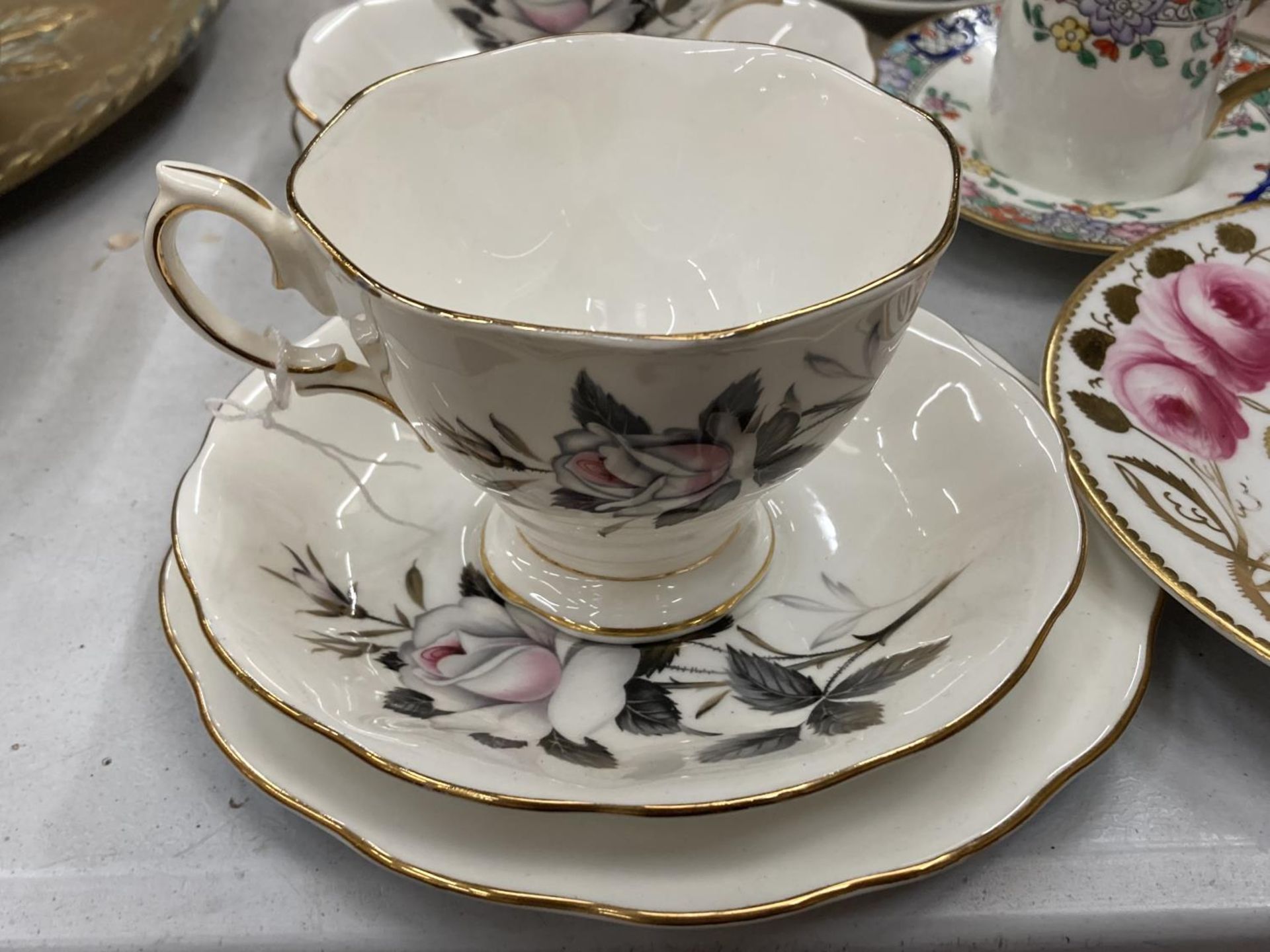 A QUANTITY OF VINTAGE CHINA CUPS AND SAUCERS TO INCLUDE AN ANTIQUE COPELAND SPODE SIDE PLATE NO - Image 2 of 6