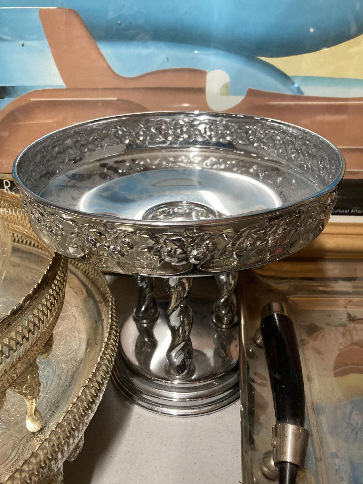 A LARGE LOT OF SILVER PLATED ITEMS, DRINKS AND SERVING TRAYS ETC - Image 2 of 6