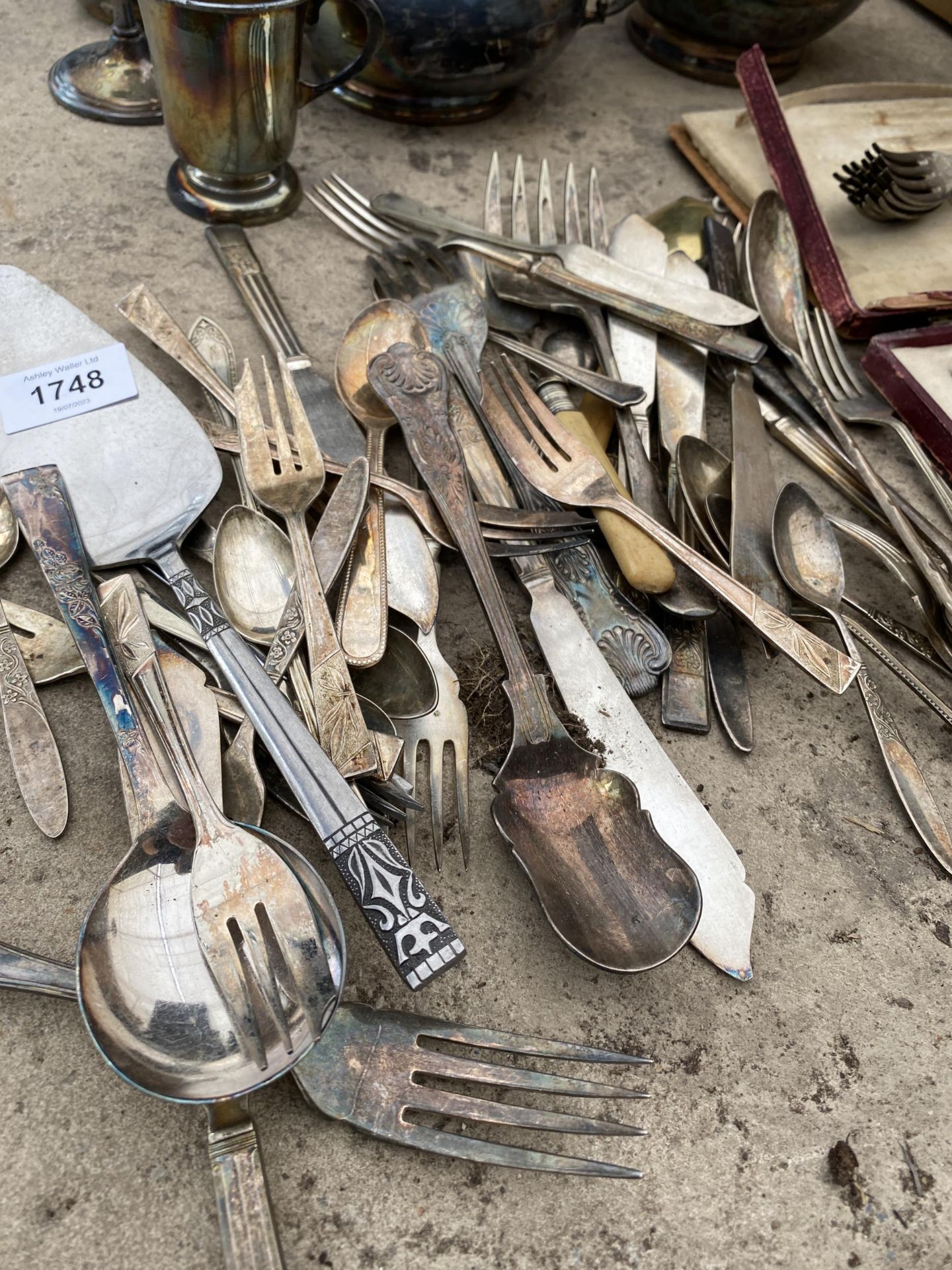 AN ASSORTMENT OF SILVER PLATE ITEMS TO INCLUDE FLATWARE, A TEAPOT AND MILK JUG ETC - Image 3 of 4