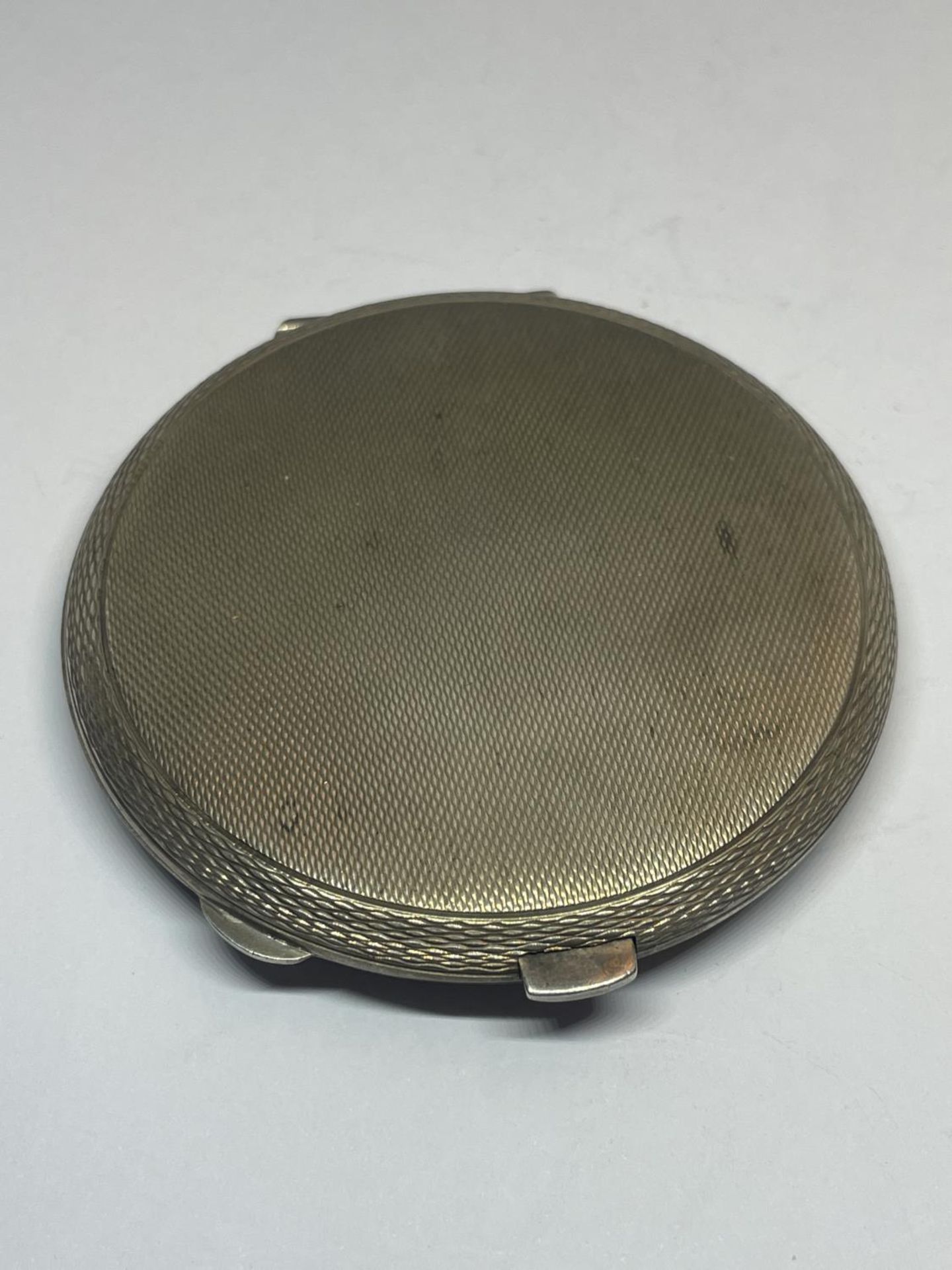 A HALLMARKED BIRMINGHAM SILVER COMPACT - Image 2 of 5
