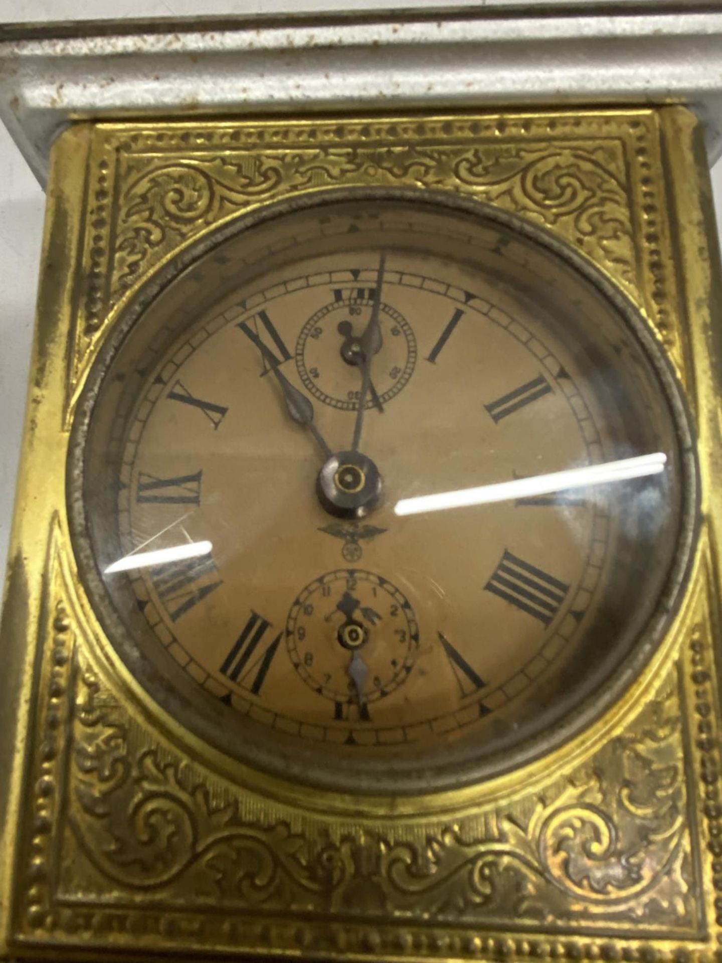 A VINTAGE BRASS AND METAL MANTLE CLOCK - Image 3 of 6