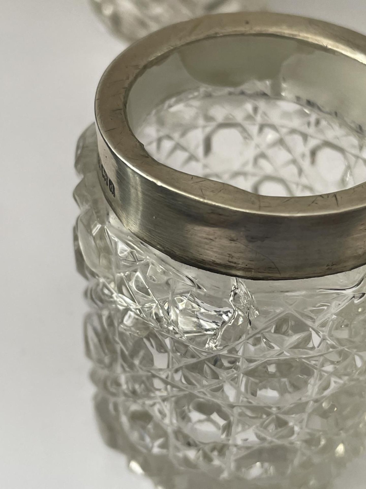 THREE CUT GLASS ITEMS TO INCLUDE A JAR WITH A HALLMARKED BIRMINGHAM COLLAR, A BOTTTLE WITH A - Image 5 of 5