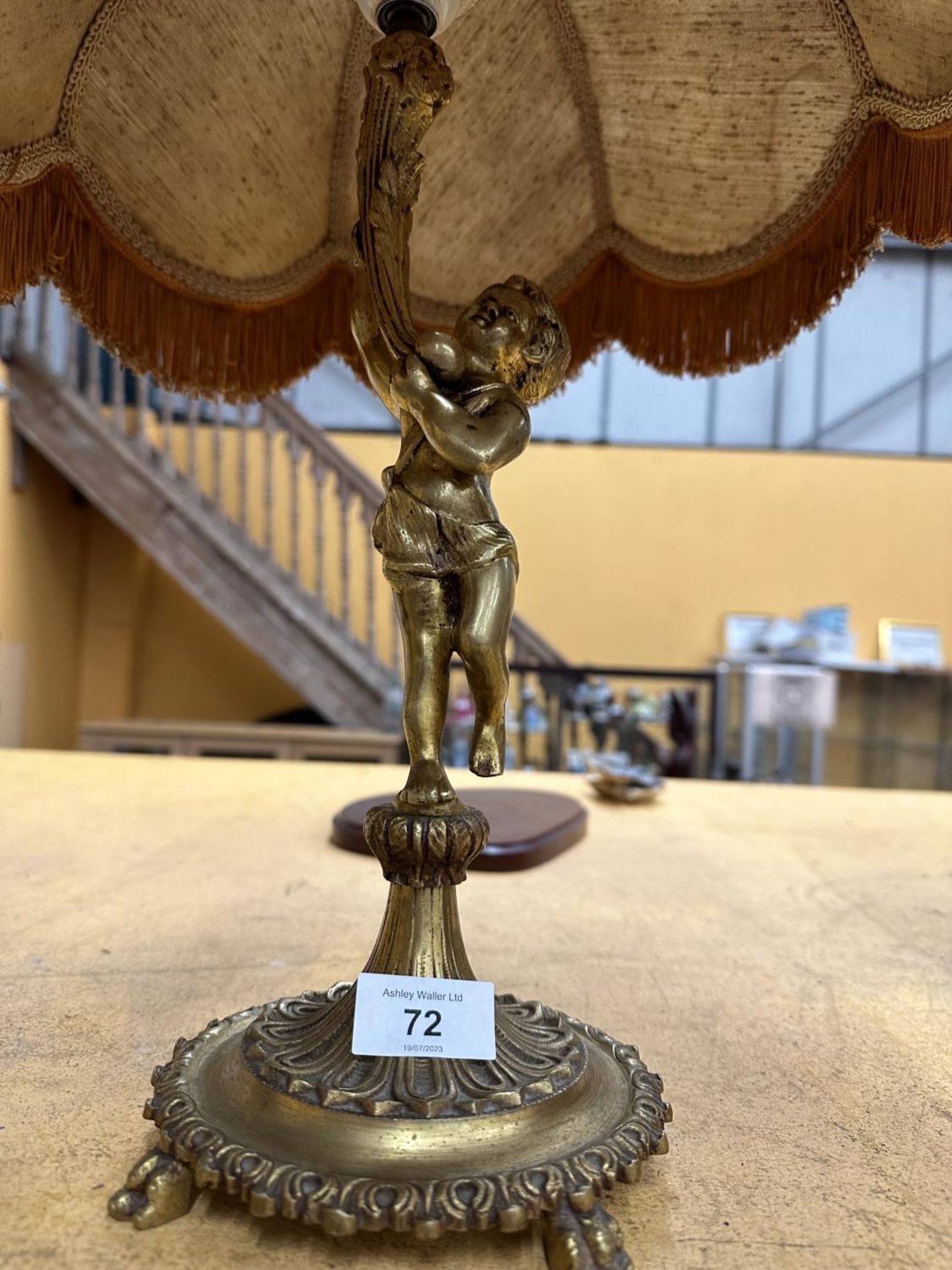 A VINTAGE ORMOLU GILT CHERUB TABLE LAMP AND SHADE - Image 2 of 4