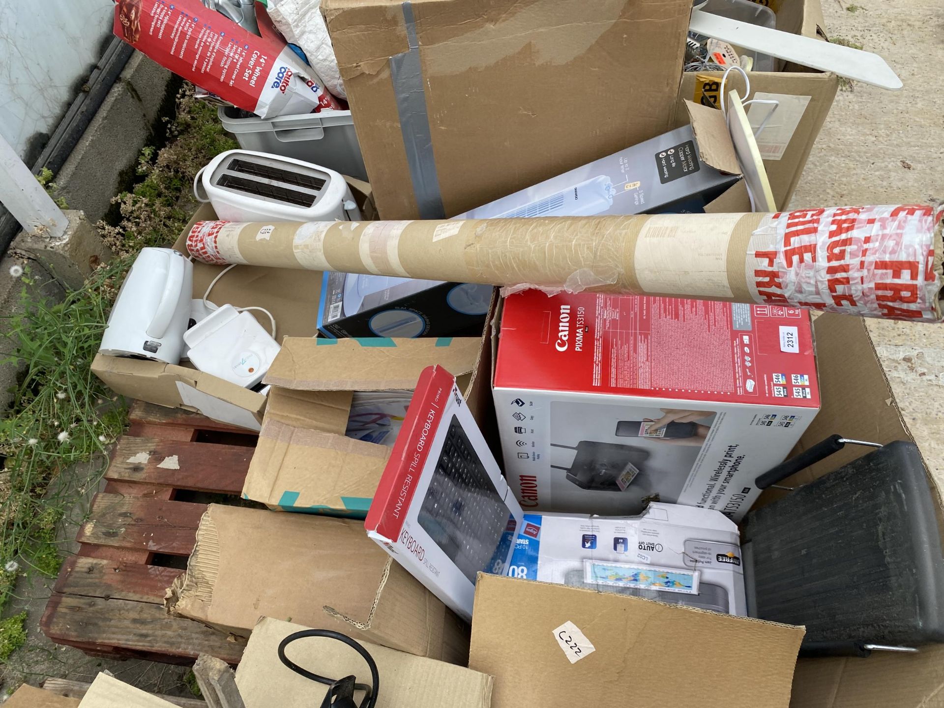 AN ASSORTMENT OF HOUSEHOLD CLEARANCE ITEMS TO INCLUDE ELECTRICALS ETC - Image 2 of 2