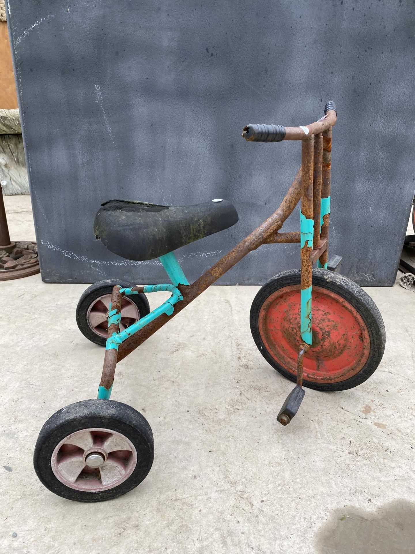 A VINTAGE CHILDS TRICYCLE - Image 2 of 5