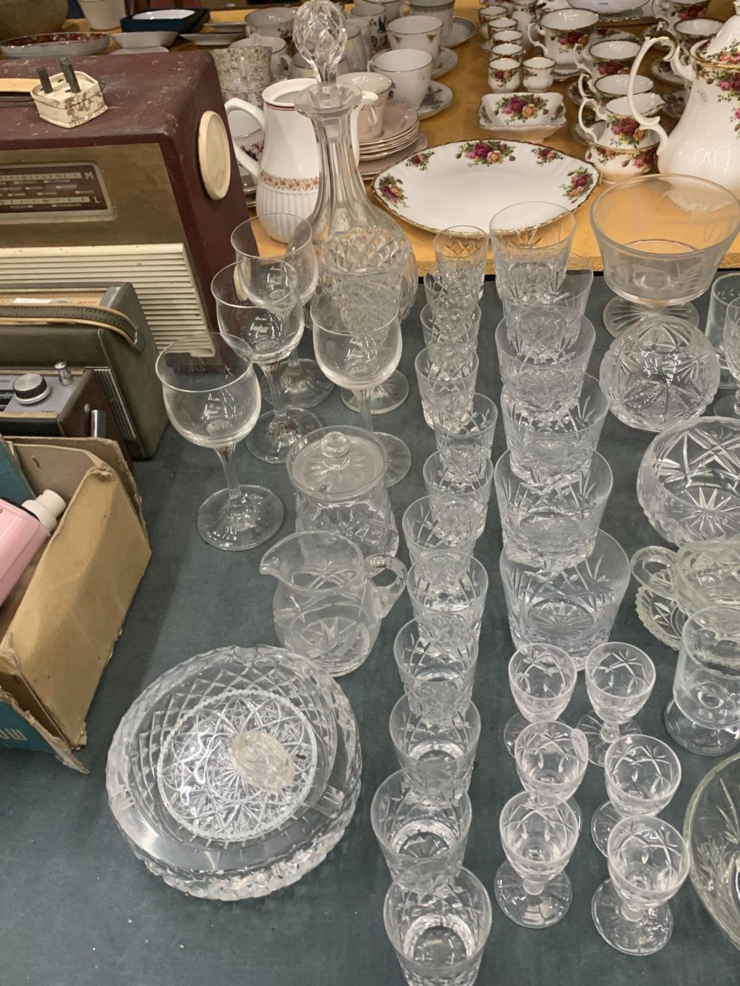 A LARGE QUANTITY OF GLASSWARE TO INCLUDE A DECANTER, JUGS, BOWLS, VASES, PORT GLASSES, WINE, - Image 3 of 3