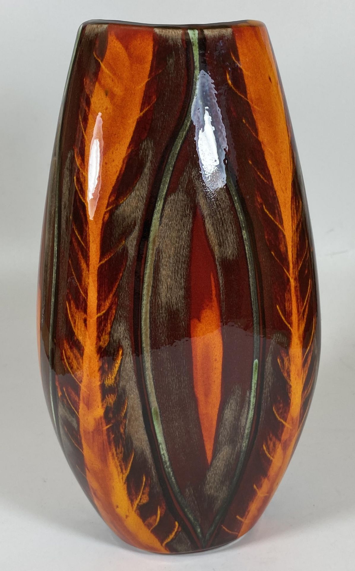 A POOLE POTTERY ORANGE DELPHIS STYLE VASE, HEIGHT 25.5CM